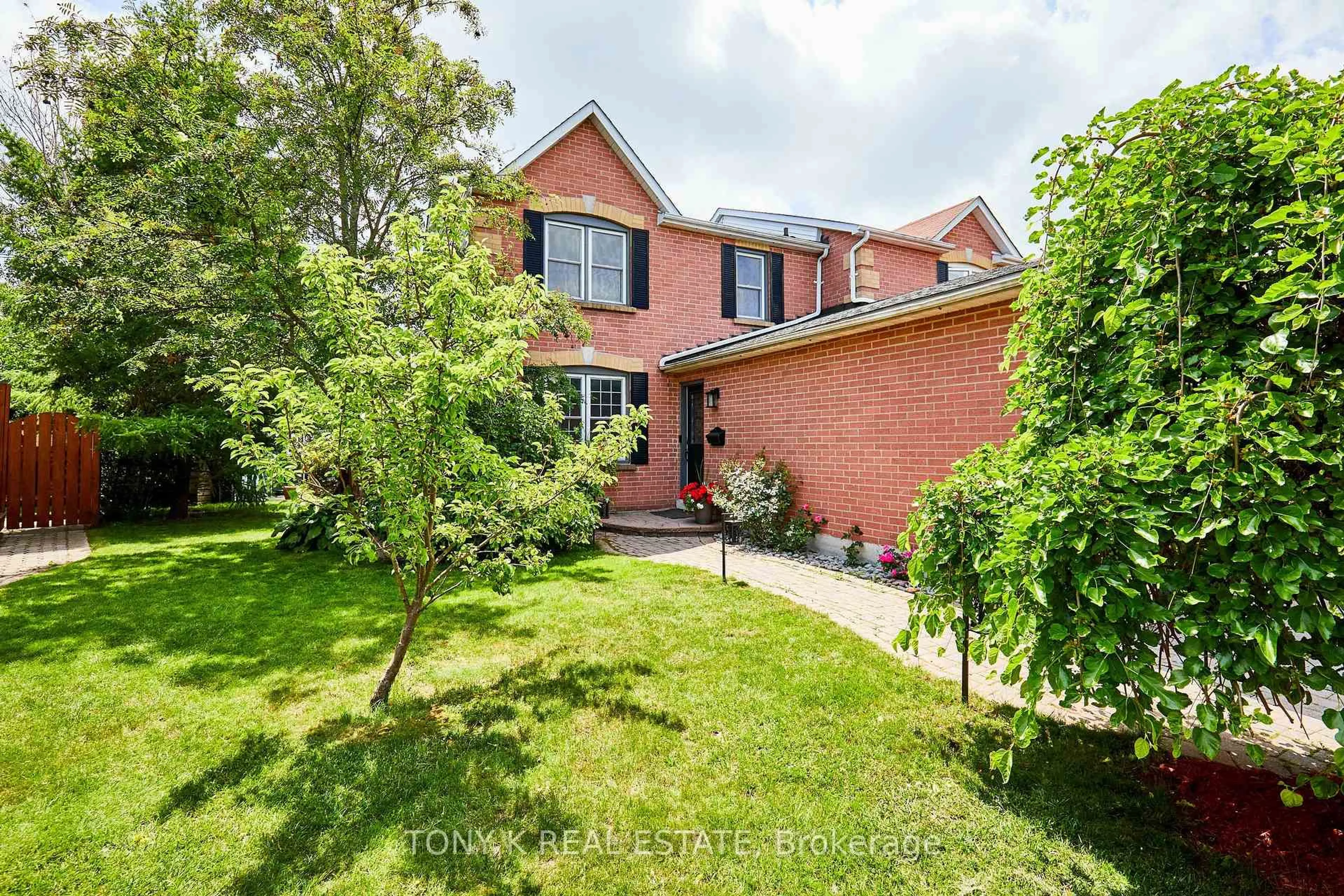 Home with brick exterior material, street for 84 Hillhurst Cres, Clarington Ontario L1E 2A3