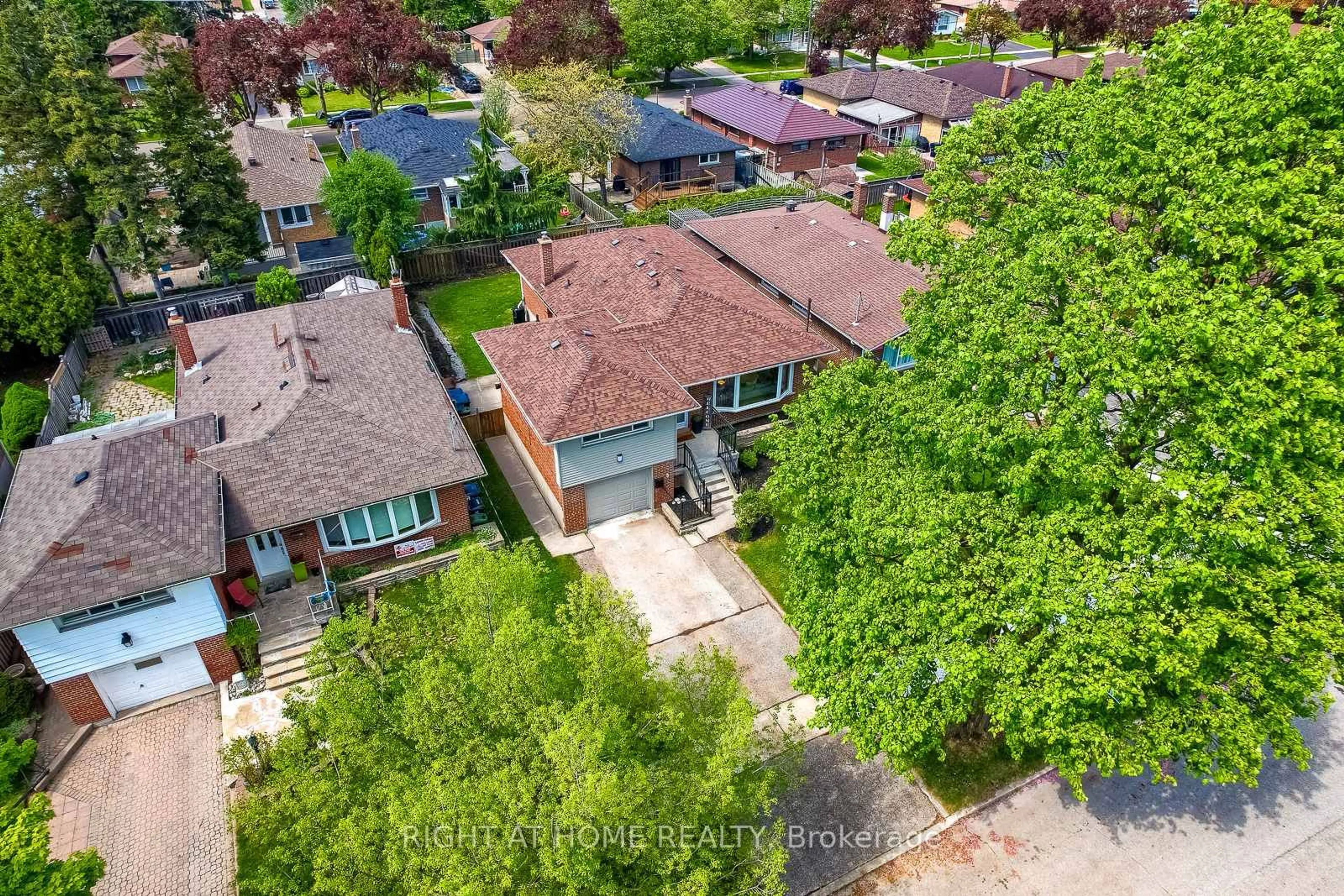 A pic from outside/outdoor area/front of a property/back of a property/a pic from drone, street for 14 Amulet St, Toronto Ontario M1T 2E4