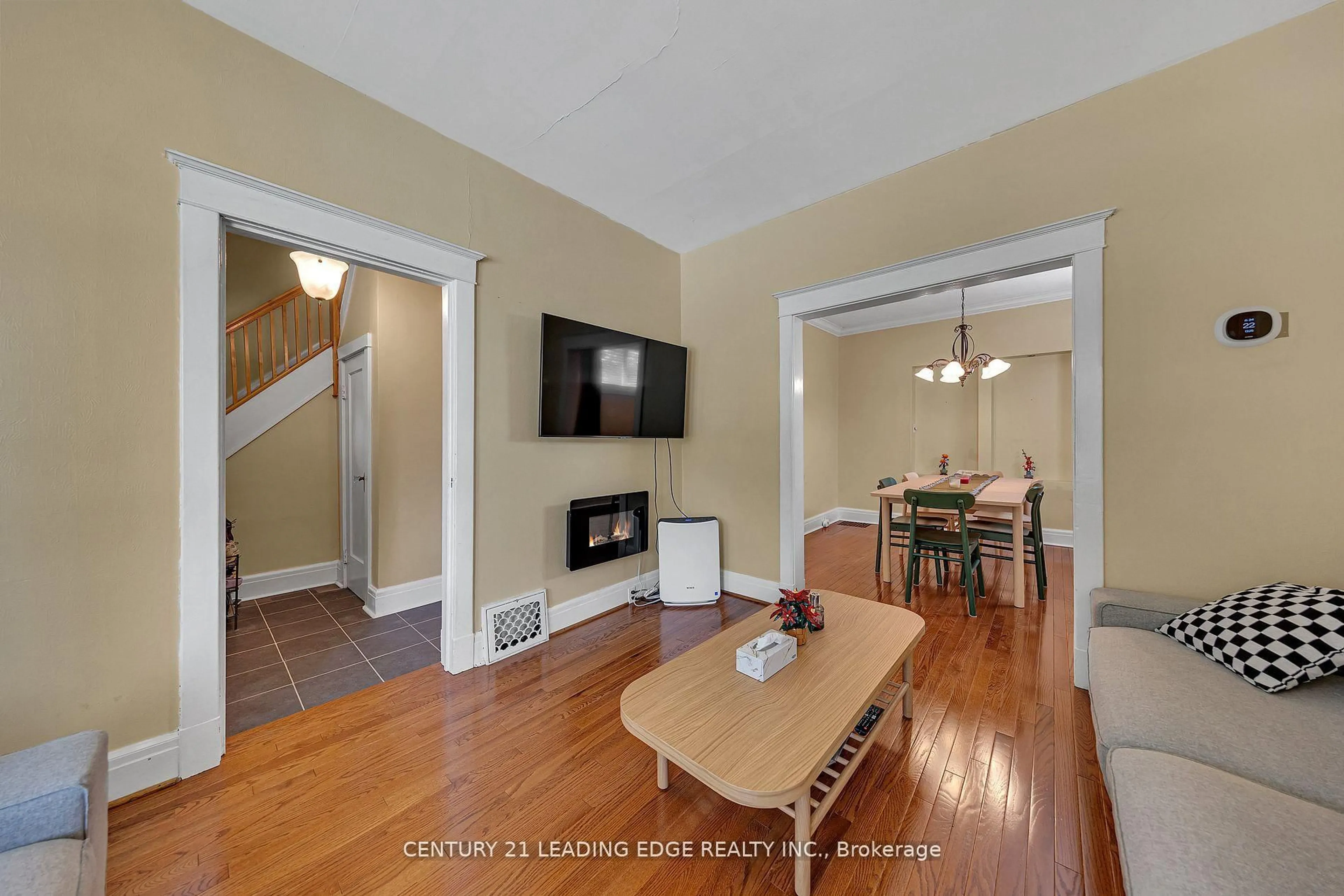 Living room with furniture, wood/laminate floor for 75 Oshawa Blvd, Oshawa Ontario L1G 5S4