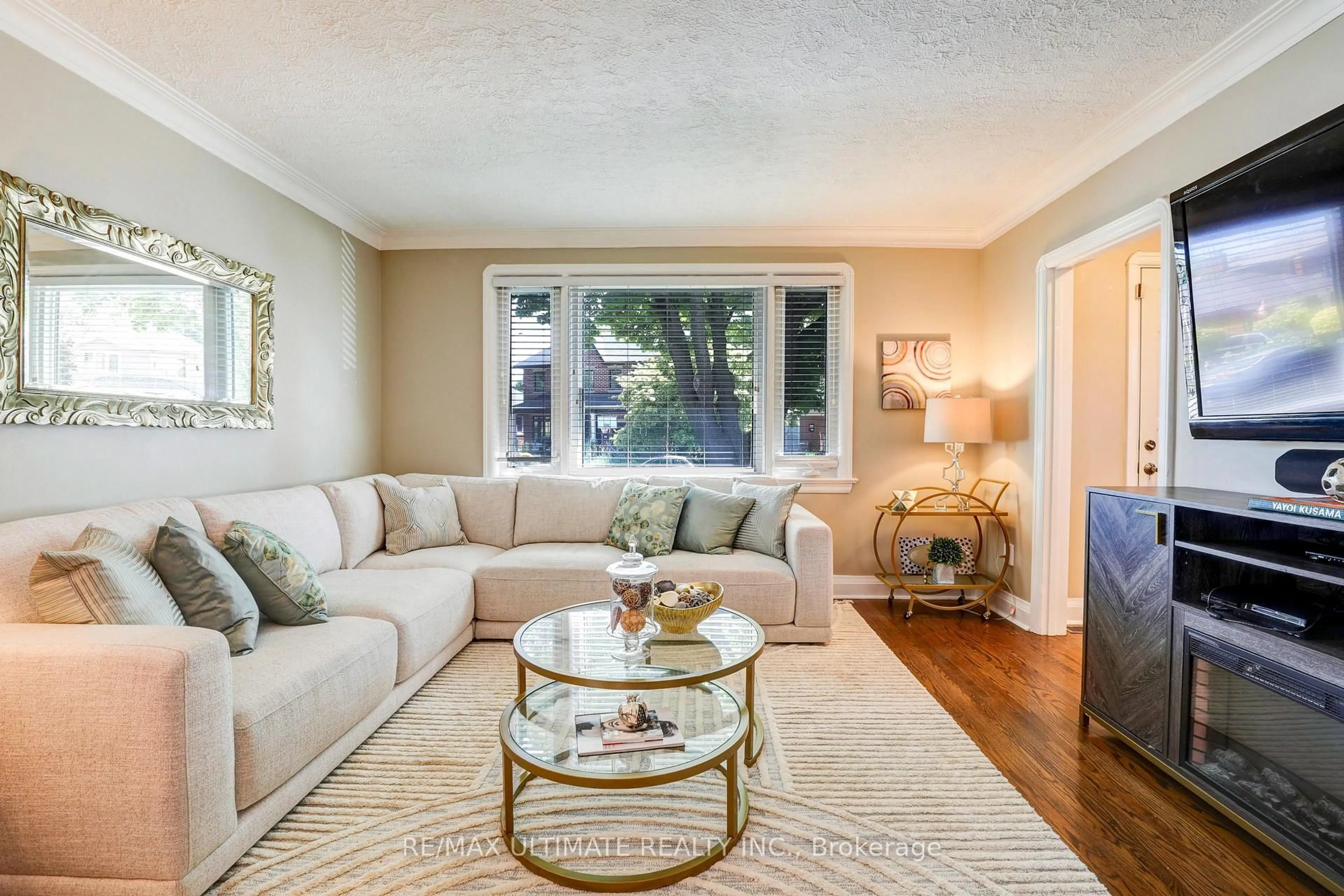 Living room with furniture, unknown for 44 Ferris Rd, Toronto Ontario M4B 1G3
