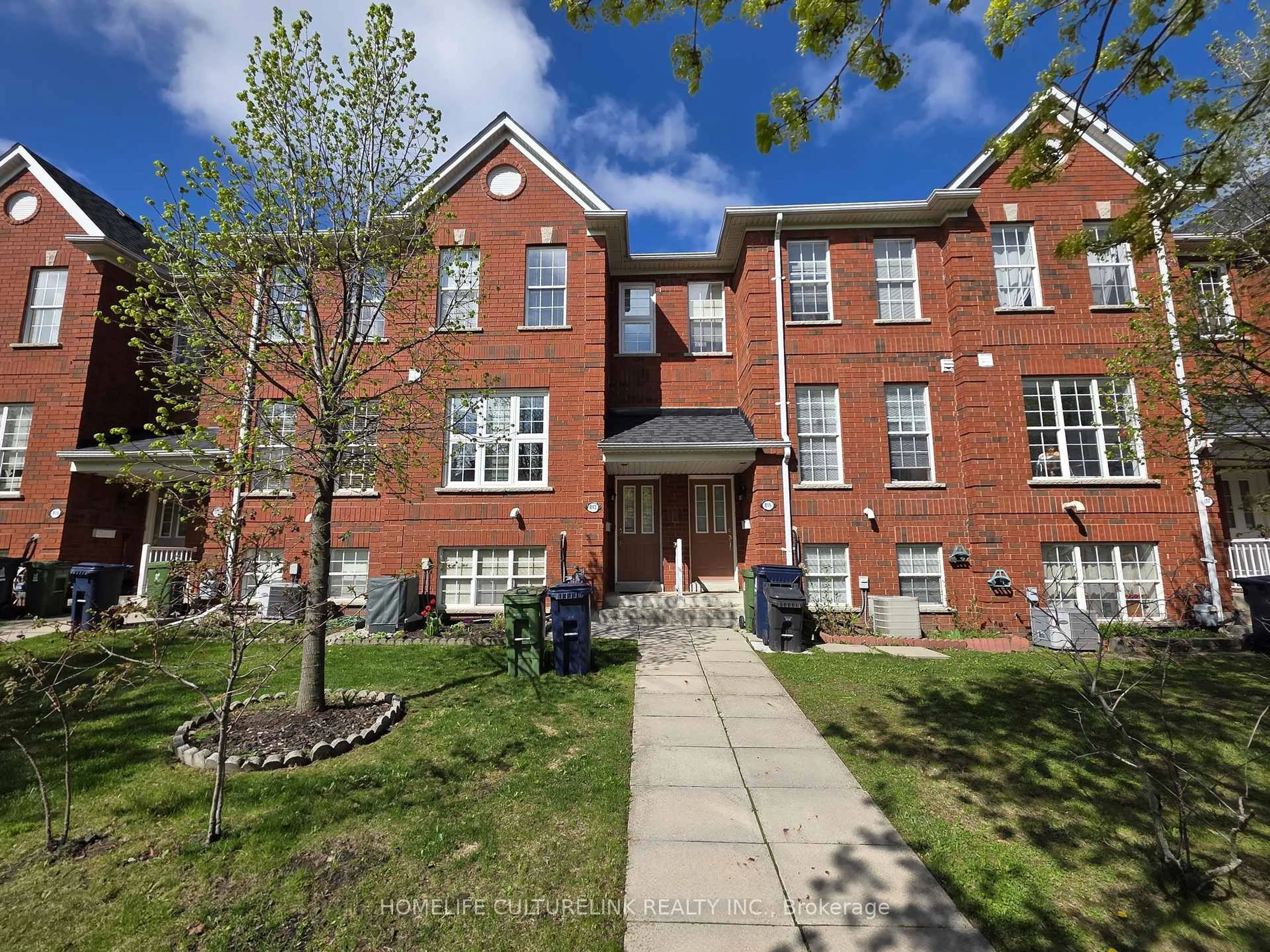 A pic from outside/outdoor area/front of a property/back of a property/a pic from drone, street for 813 Sandhurst Circ, Toronto Ontario M1S 5S1