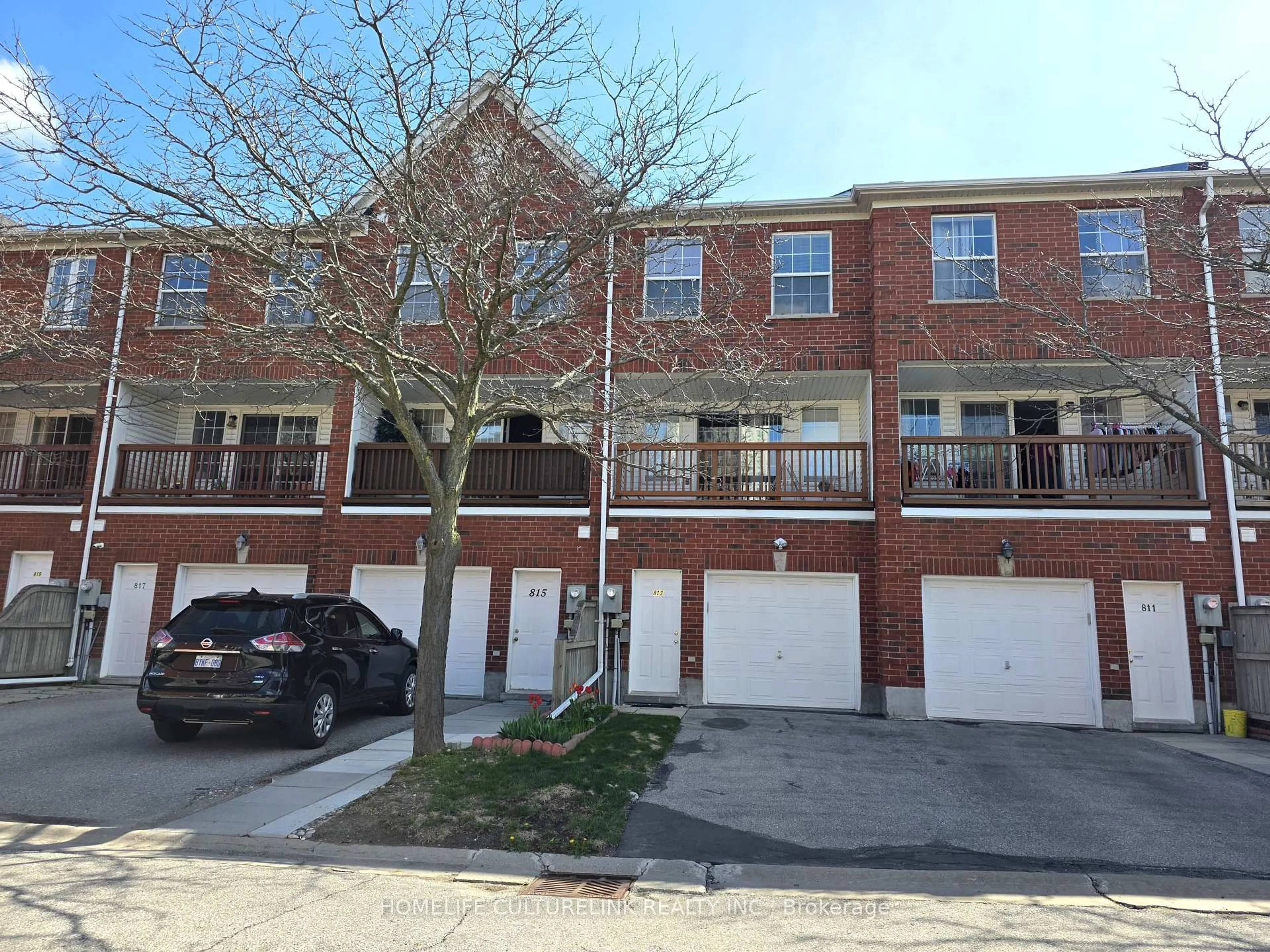 A pic from outside/outdoor area/front of a property/back of a property/a pic from drone, street for 813 Sandhurst Circ, Toronto Ontario M1S 5S1