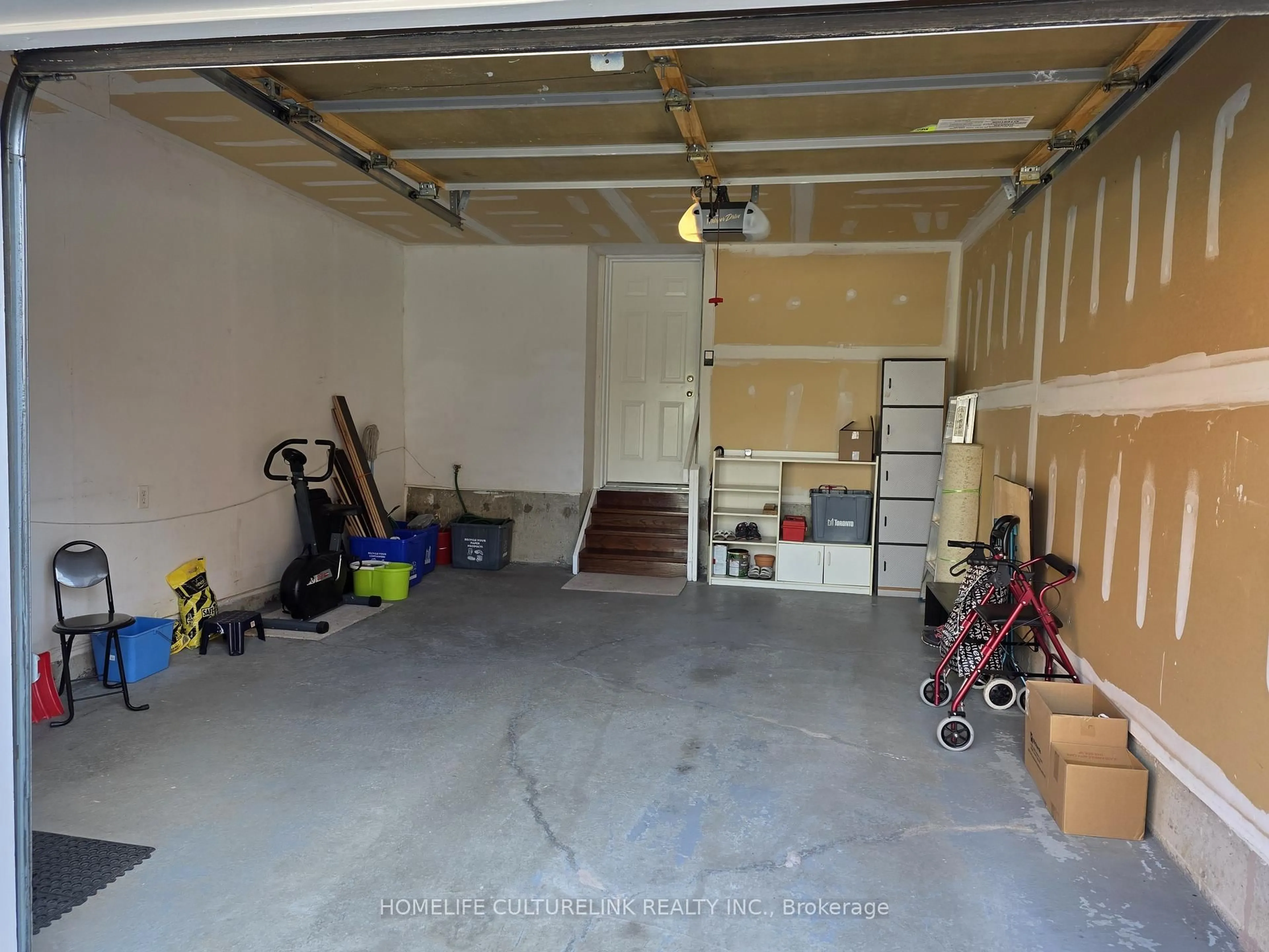 Indoor garage for 813 Sandhurst Circ, Toronto Ontario M1S 5S1
