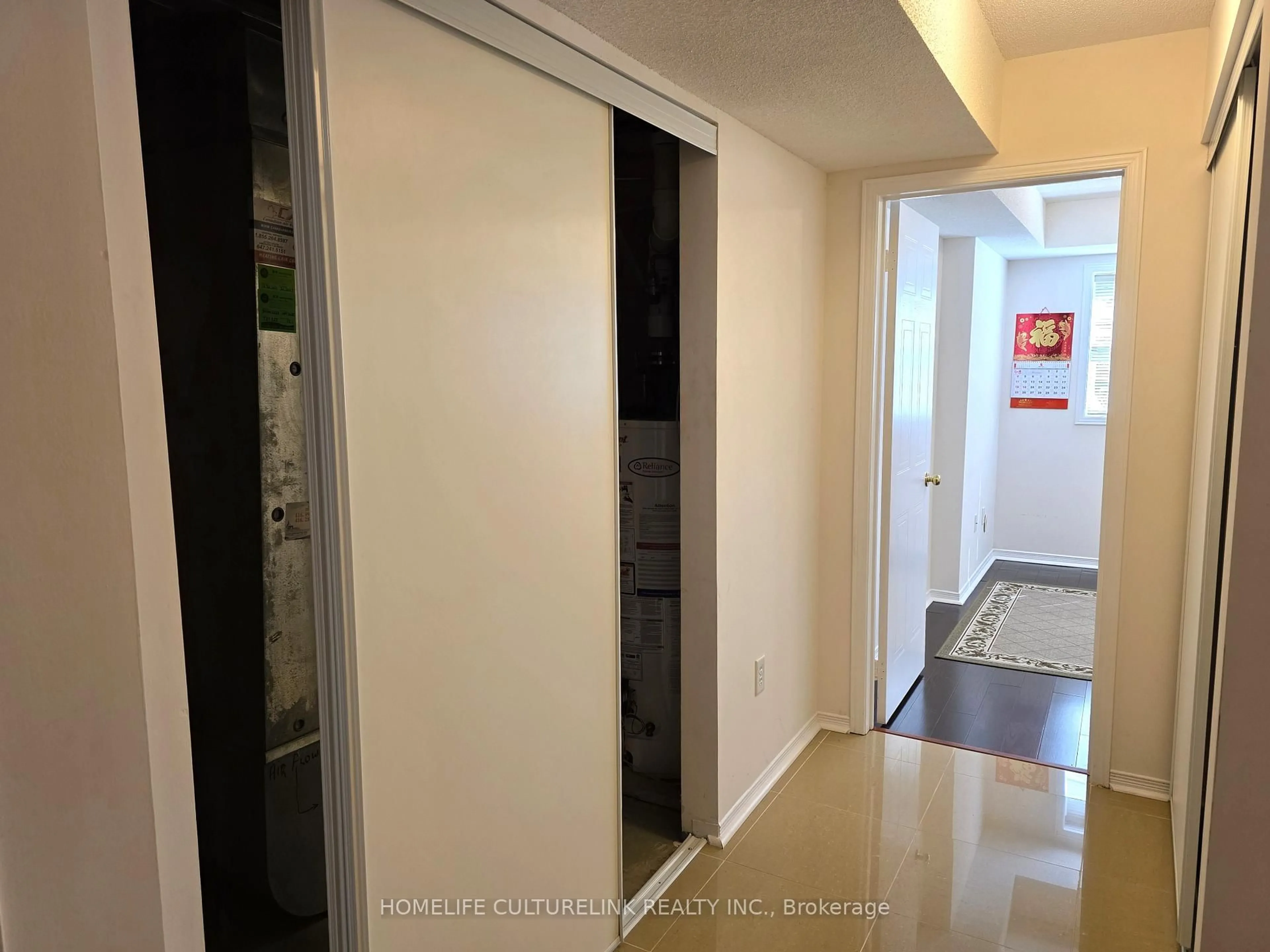 Indoor foyer for 813 Sandhurst Circ, Toronto Ontario M1S 5S1