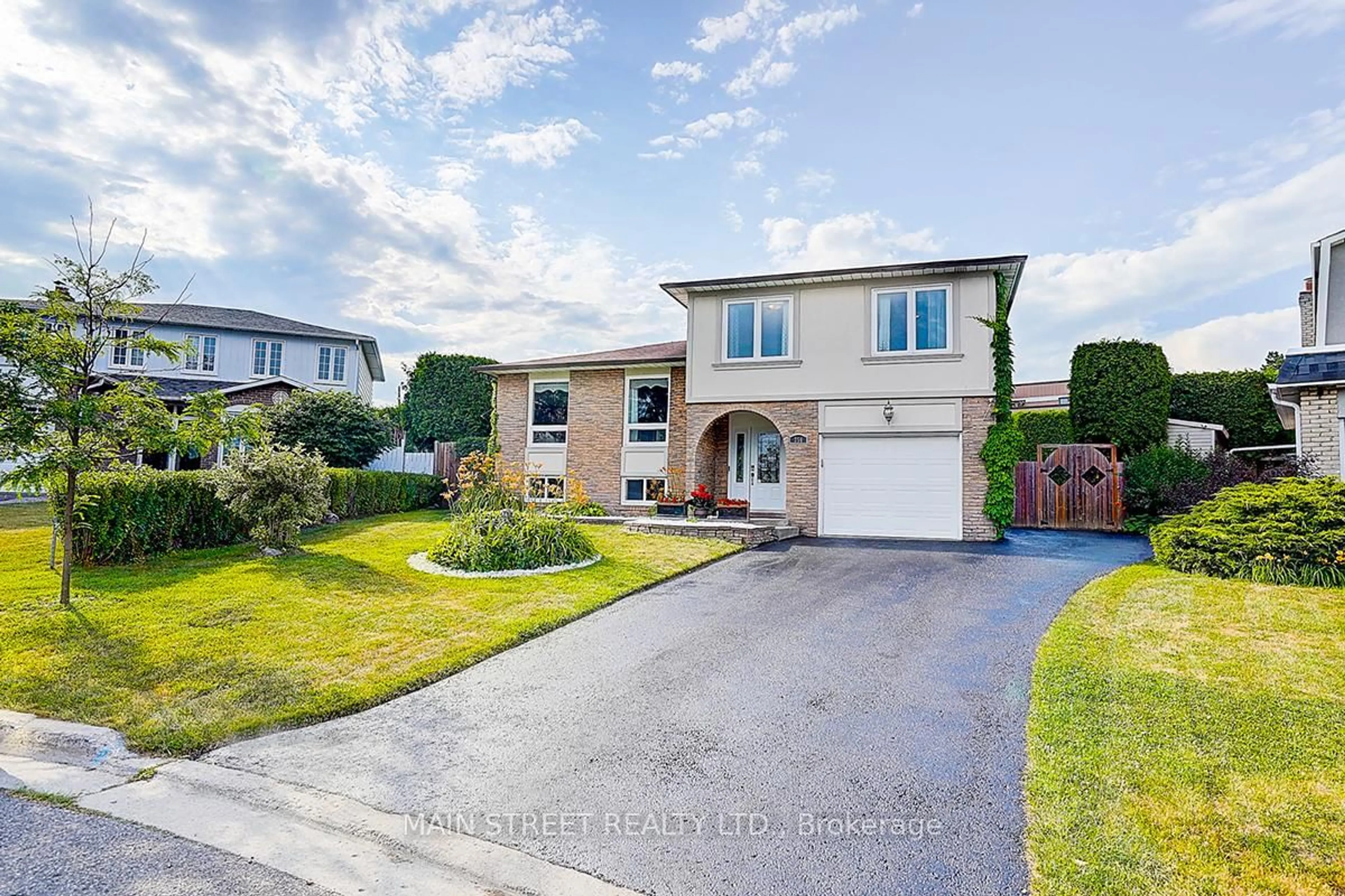 A pic from outside/outdoor area/front of a property/back of a property/a pic from drone, street for 356 Siena Crt, Oshawa Ontario L1J 6V5