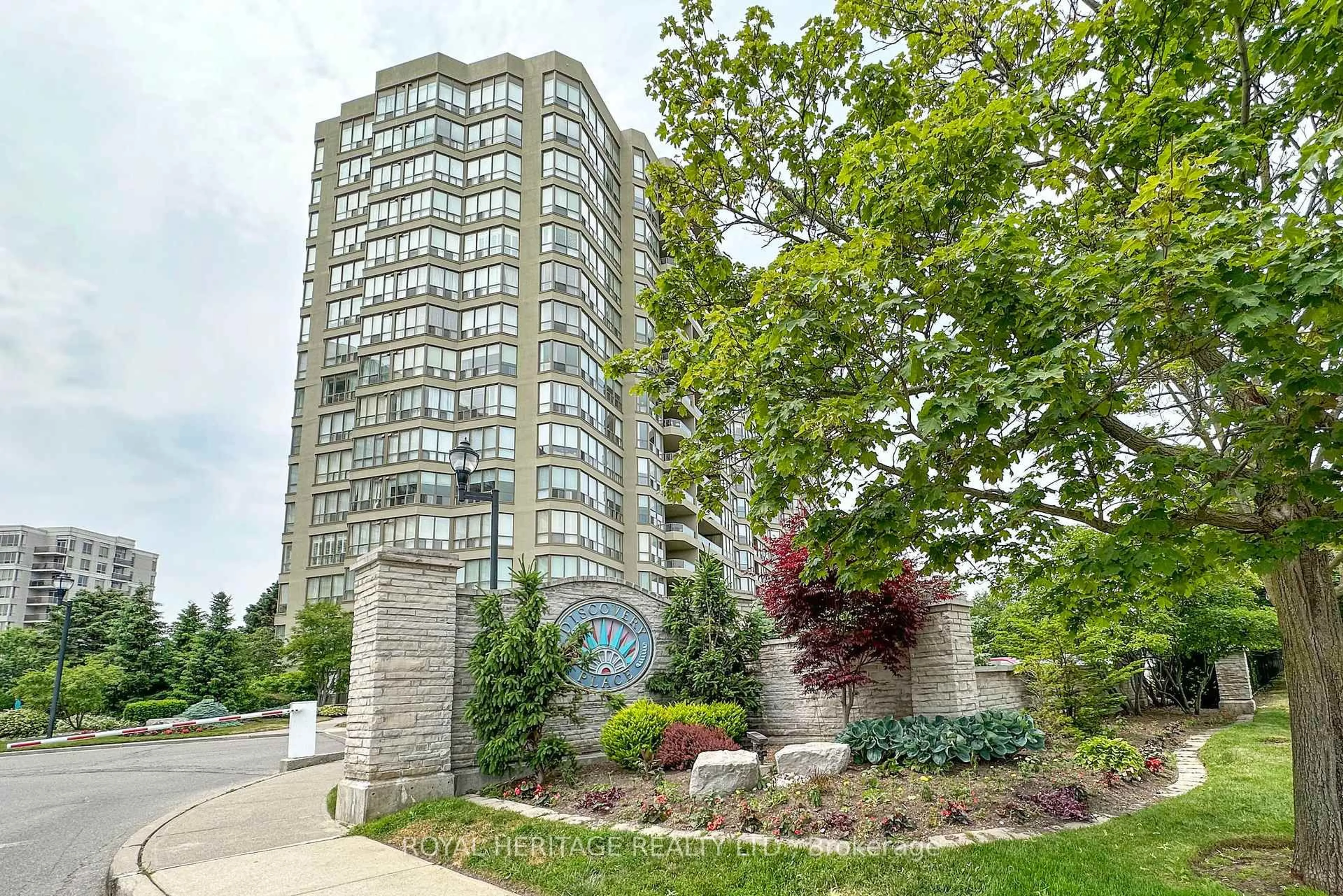 Indoor foyer for 1890 Valley Farm Rd #1011, Pickering Ontario L1V 6B4