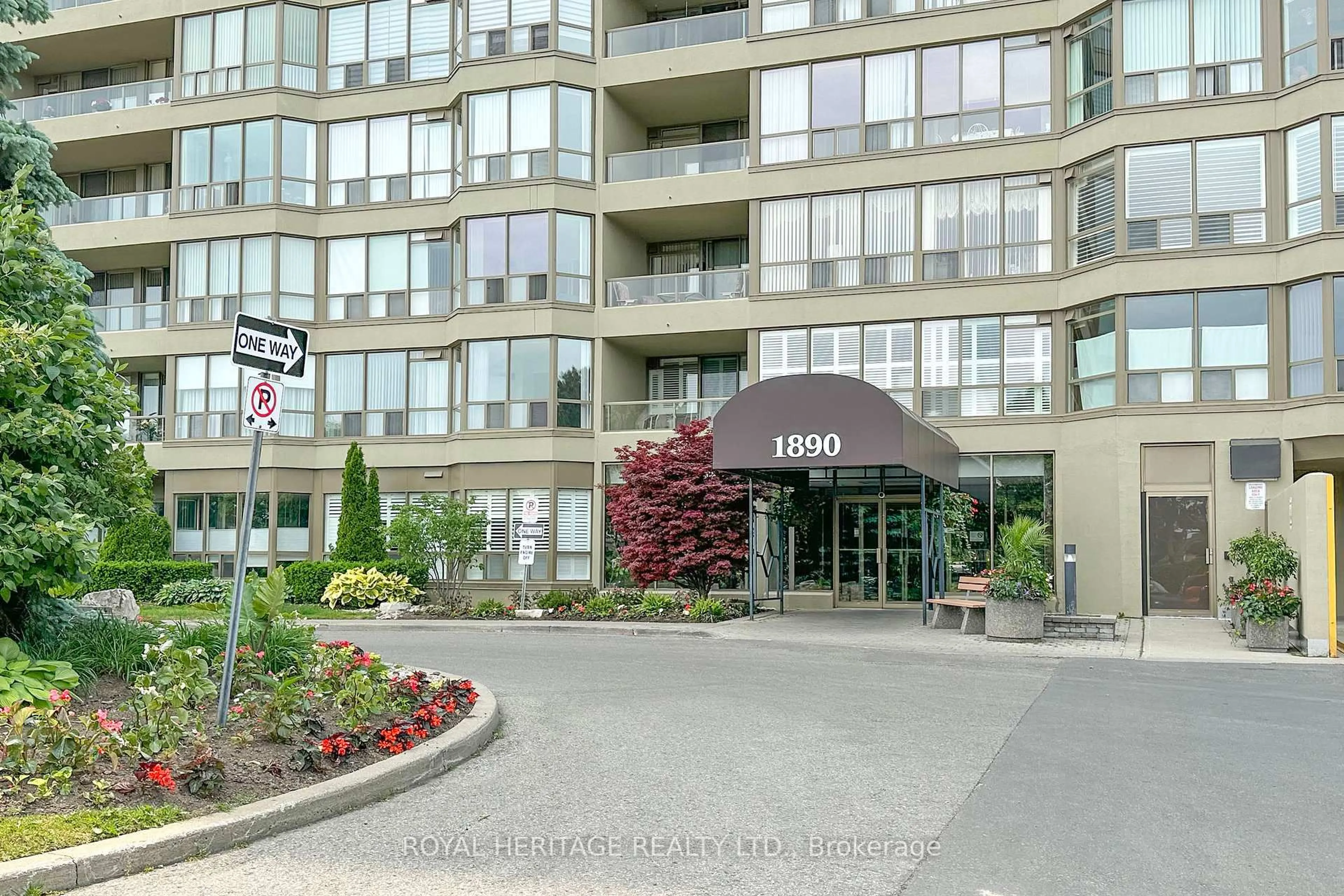 Indoor foyer for 1890 Valley Farm Rd #1011, Pickering Ontario L1V 6B4