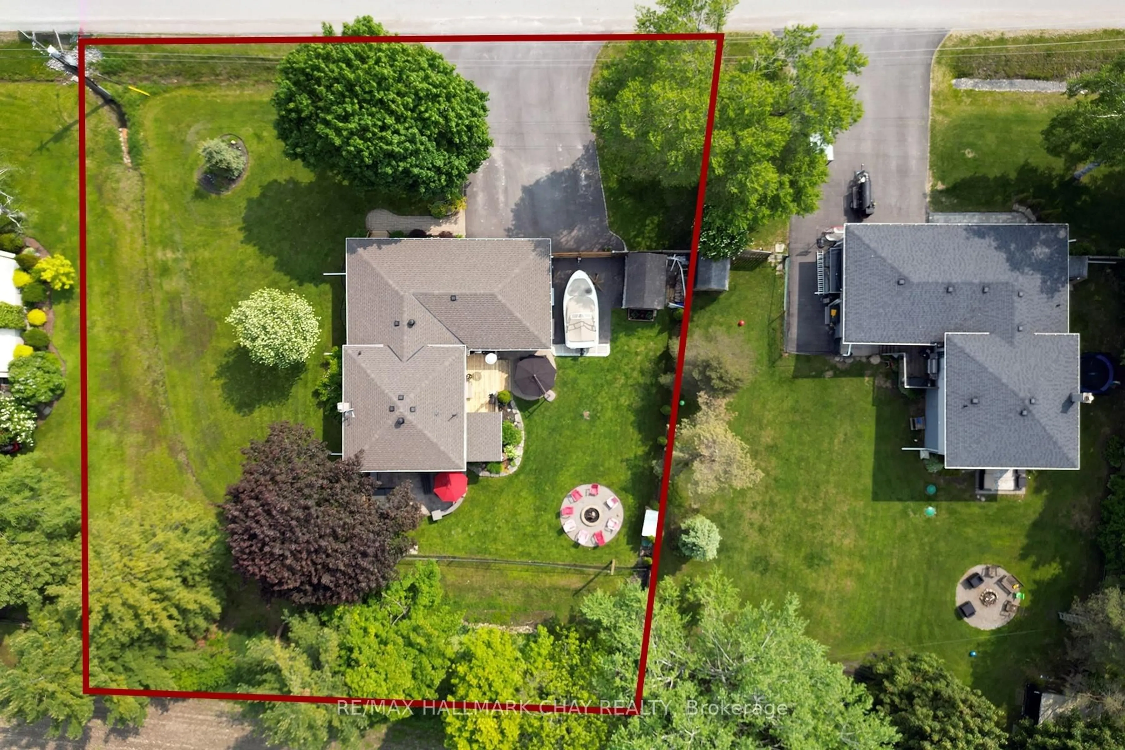 A pic from outside/outdoor area/front of a property/back of a property/a pic from drone, street for 124 Greensboro Dr, Scugog Ontario L0B 1B0