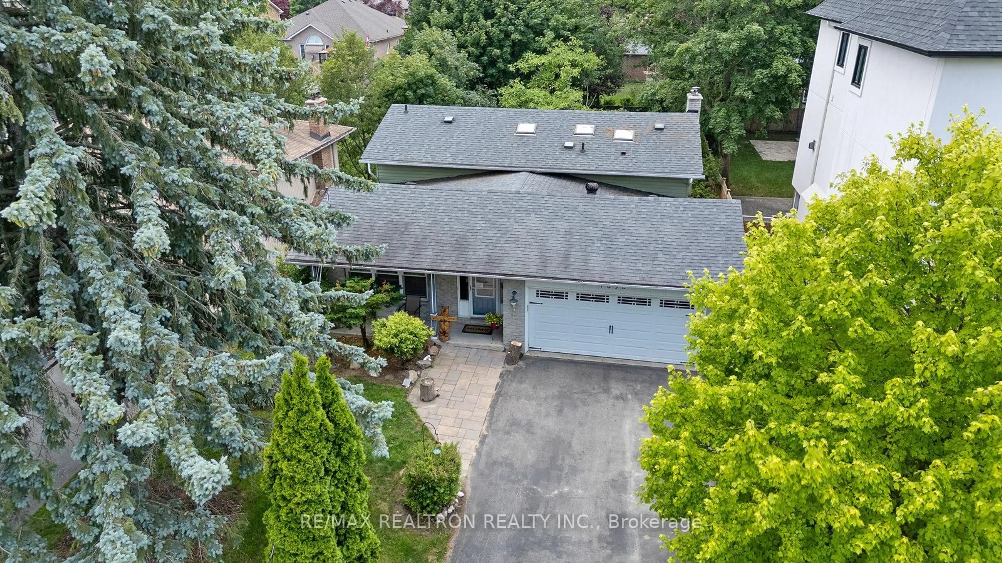 A pic from outside/outdoor area/front of a property/back of a property/a pic from drone, street for 1890 Spruce Hill Rd, Pickering Ontario L1V 1S7