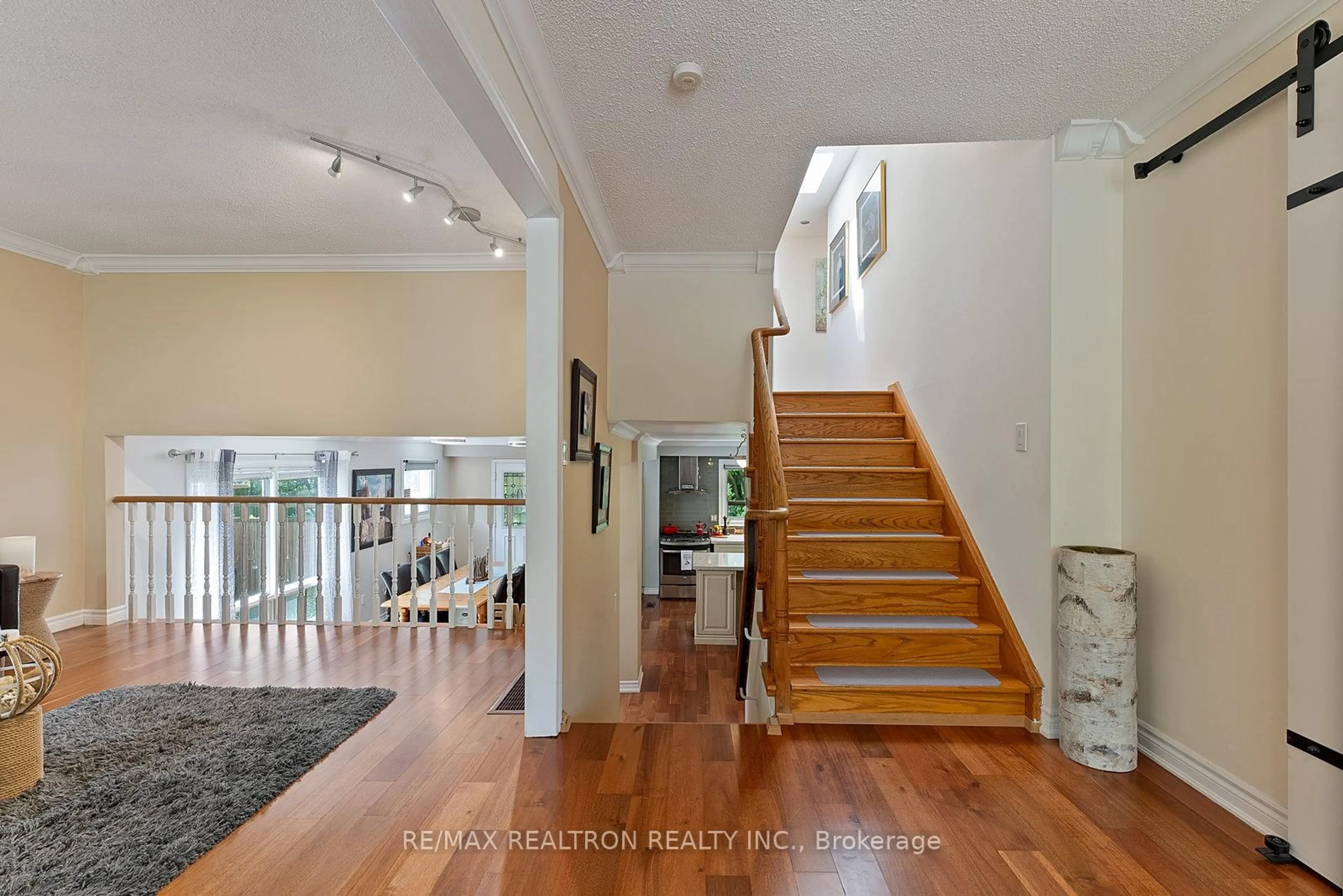 Indoor foyer for 1890 Spruce Hill Rd, Pickering Ontario L1V 1S7