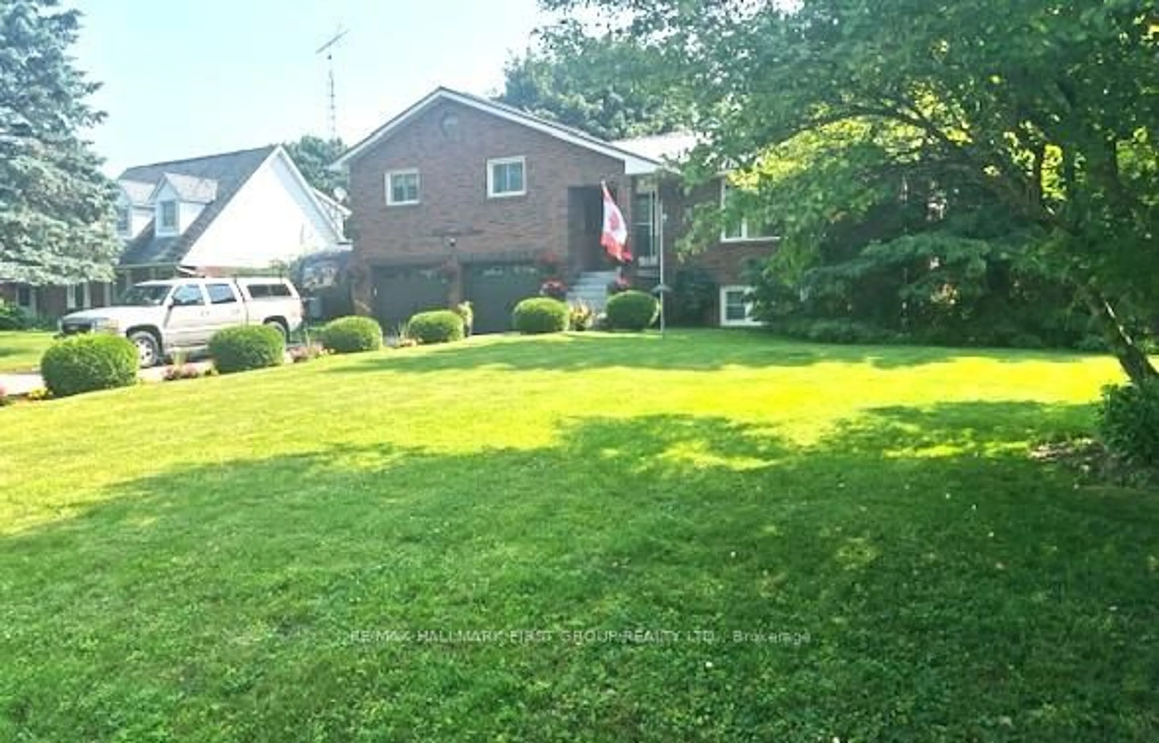 A pic from outside/outdoor area/front of a property/back of a property/a pic from drone, unknown for 11 Riverview Dr, Scugog Ontario L9L 1N8