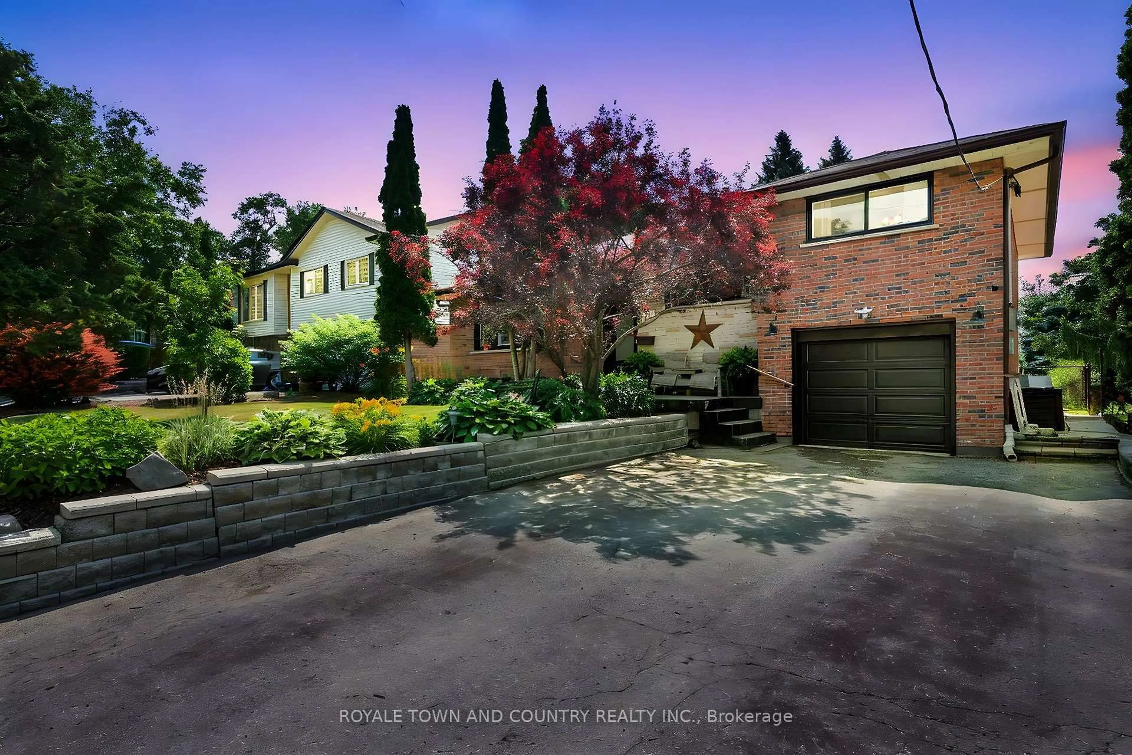 A pic from outside/outdoor area/front of a property/back of a property/a pic from drone, street for 11 Bellwood Dr, Whitby Ontario L1N 2E3