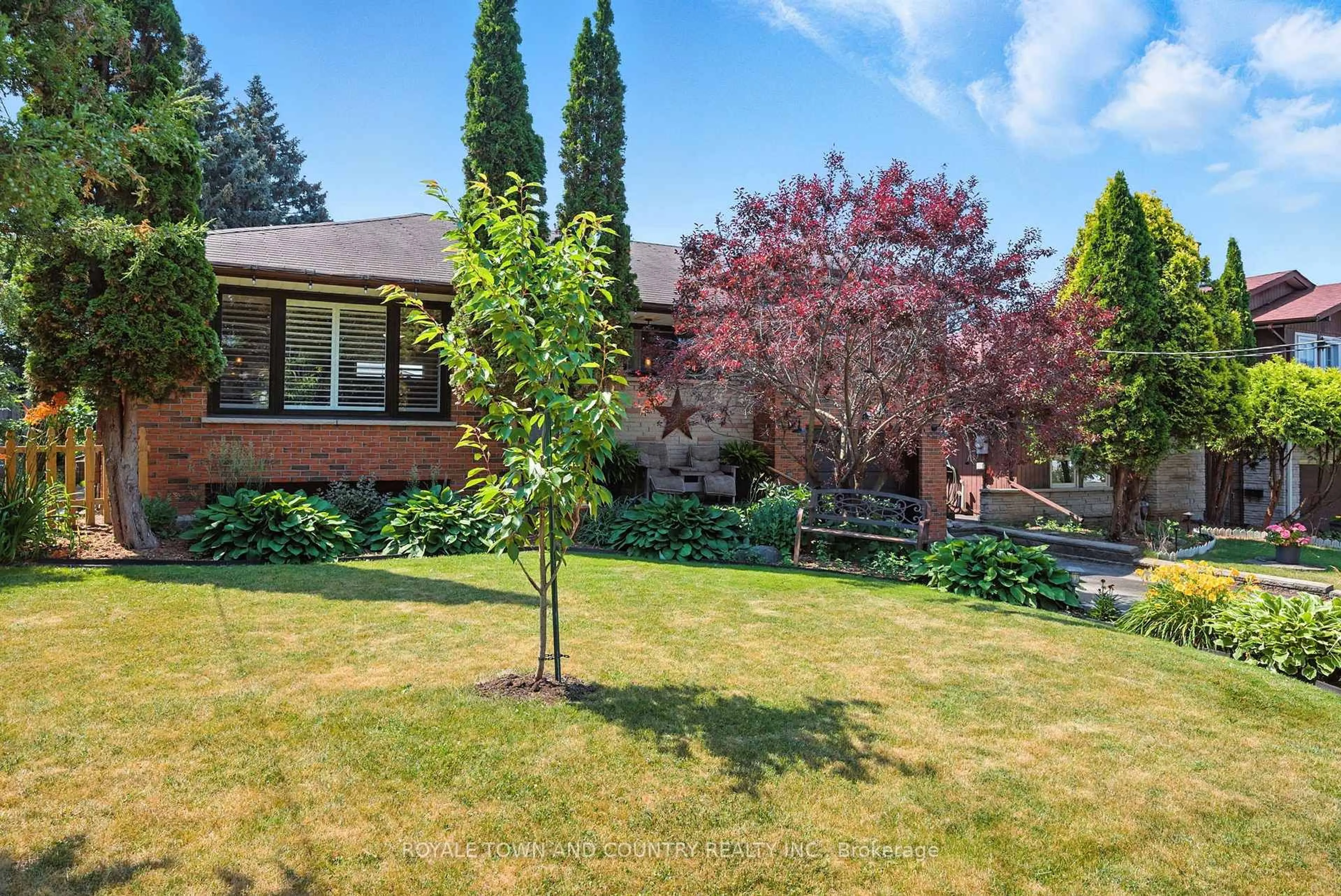 A pic from outside/outdoor area/front of a property/back of a property/a pic from drone, unknown for 11 Bellwood Dr, Whitby Ontario L1N 2E3