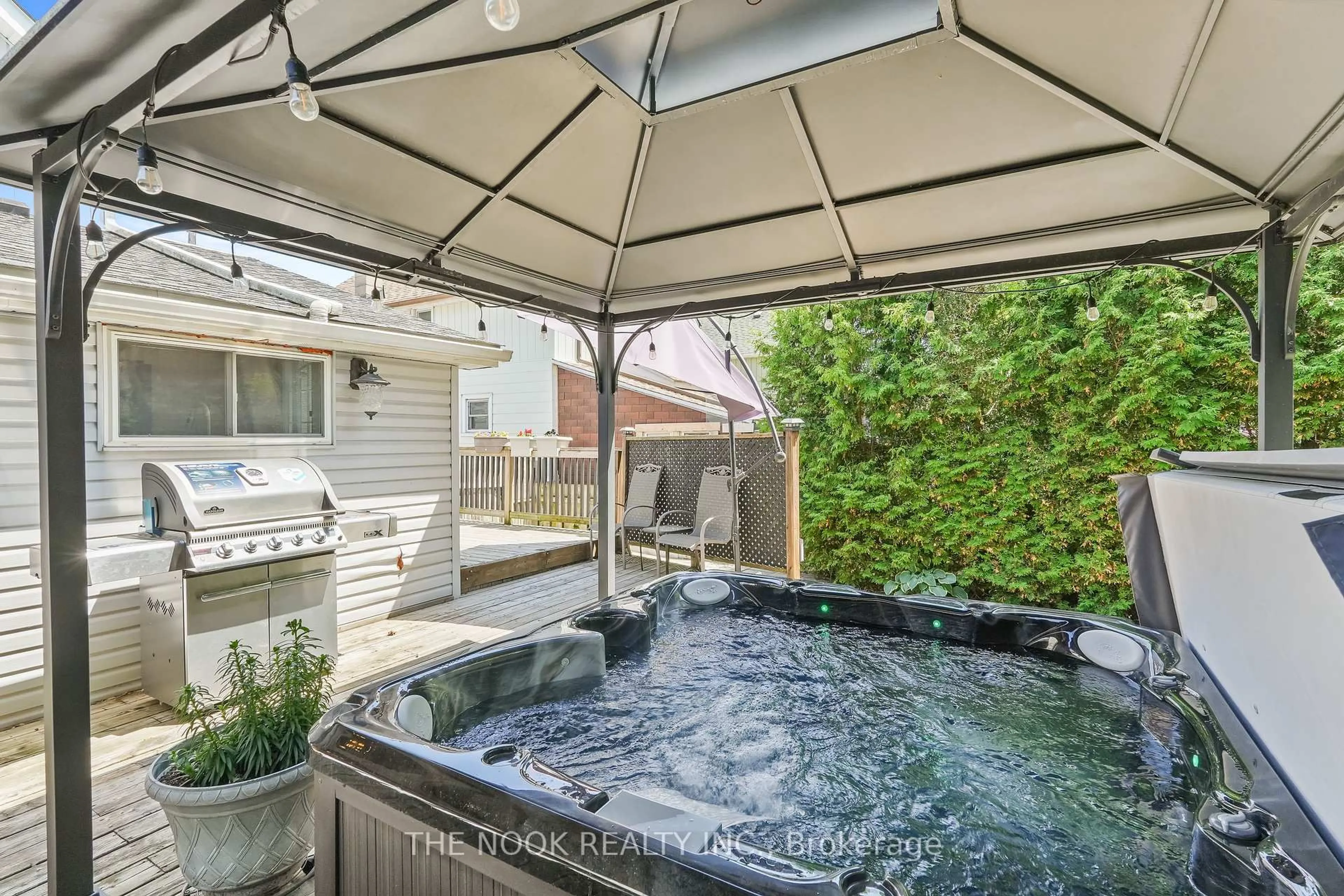 Contemporary bathroom, ceramic/tile floor for 200 Court St, Oshawa Ontario L1H 4W7