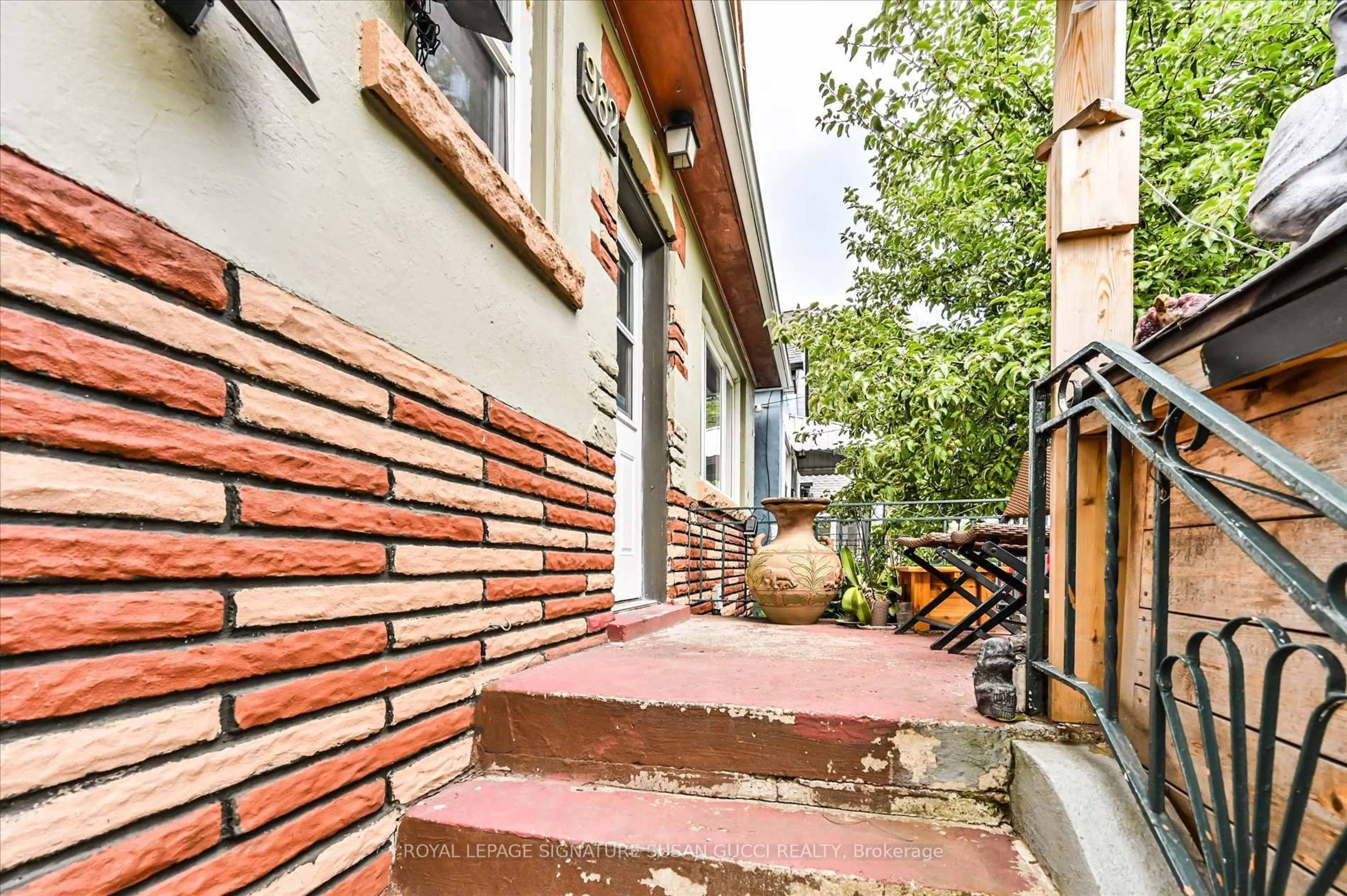 Patio, street for 982 Cosburn Ave, Toronto Ontario M4C 2X1