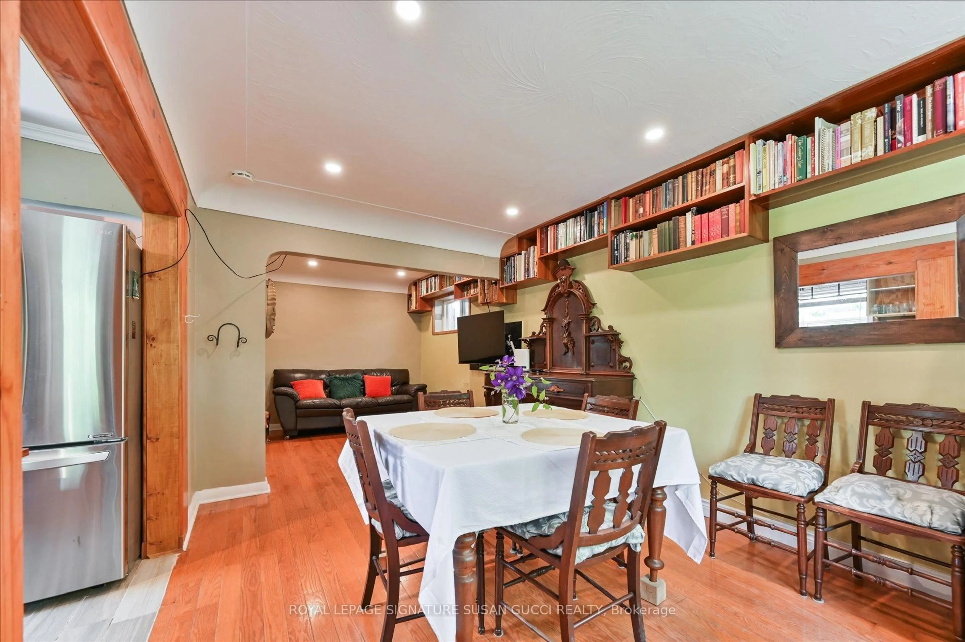 Dining room, unknown for 982 Cosburn Ave, Toronto Ontario M4C 2X1