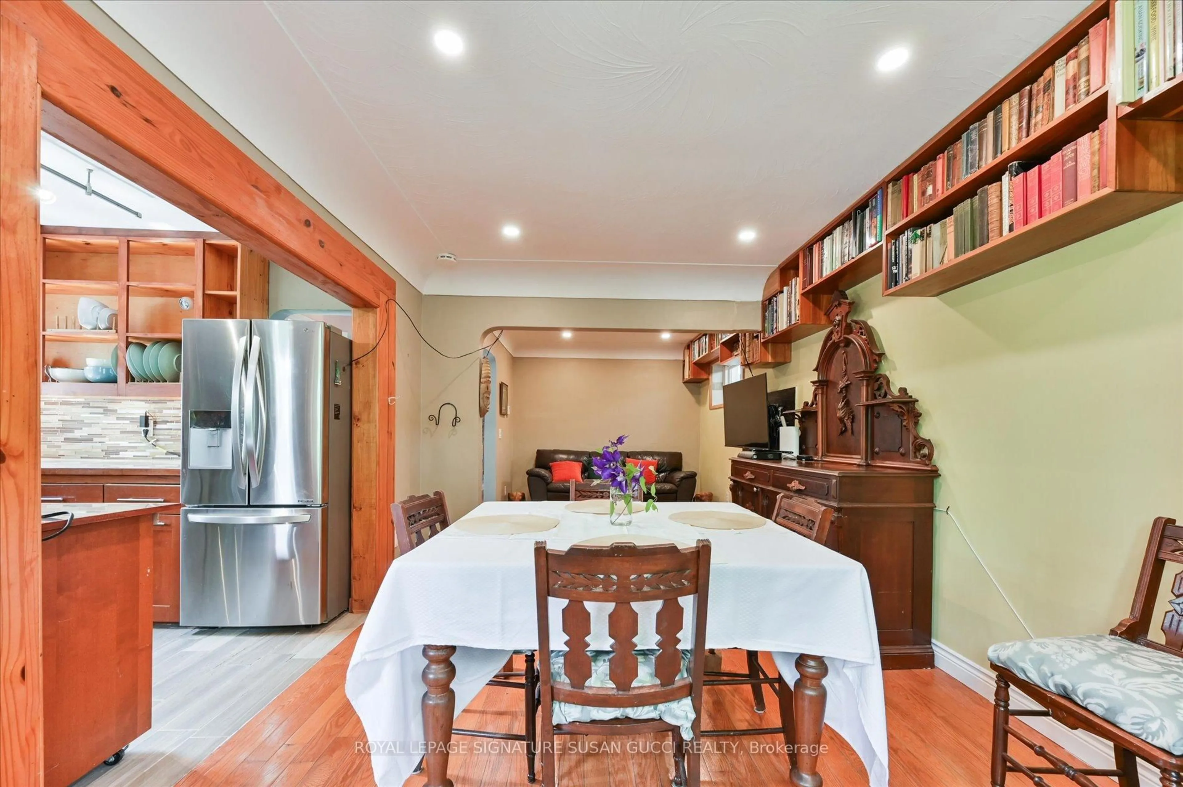 Dining room, unknown for 982 Cosburn Ave, Toronto Ontario M4C 2X1
