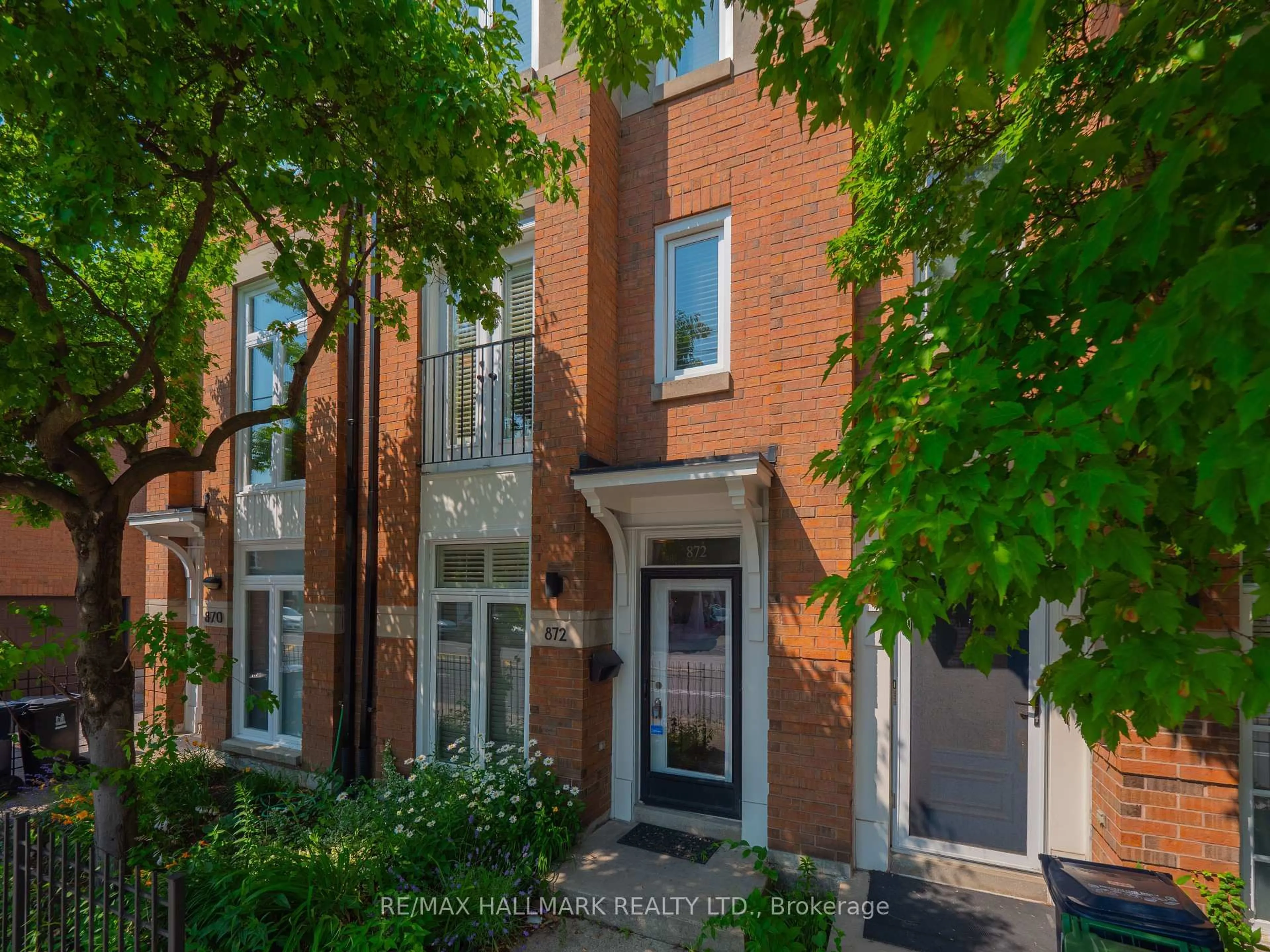 A pic from outside/outdoor area/front of a property/back of a property/a pic from drone, street for 872 Pape Ave, Toronto Ontario M4K 3T8