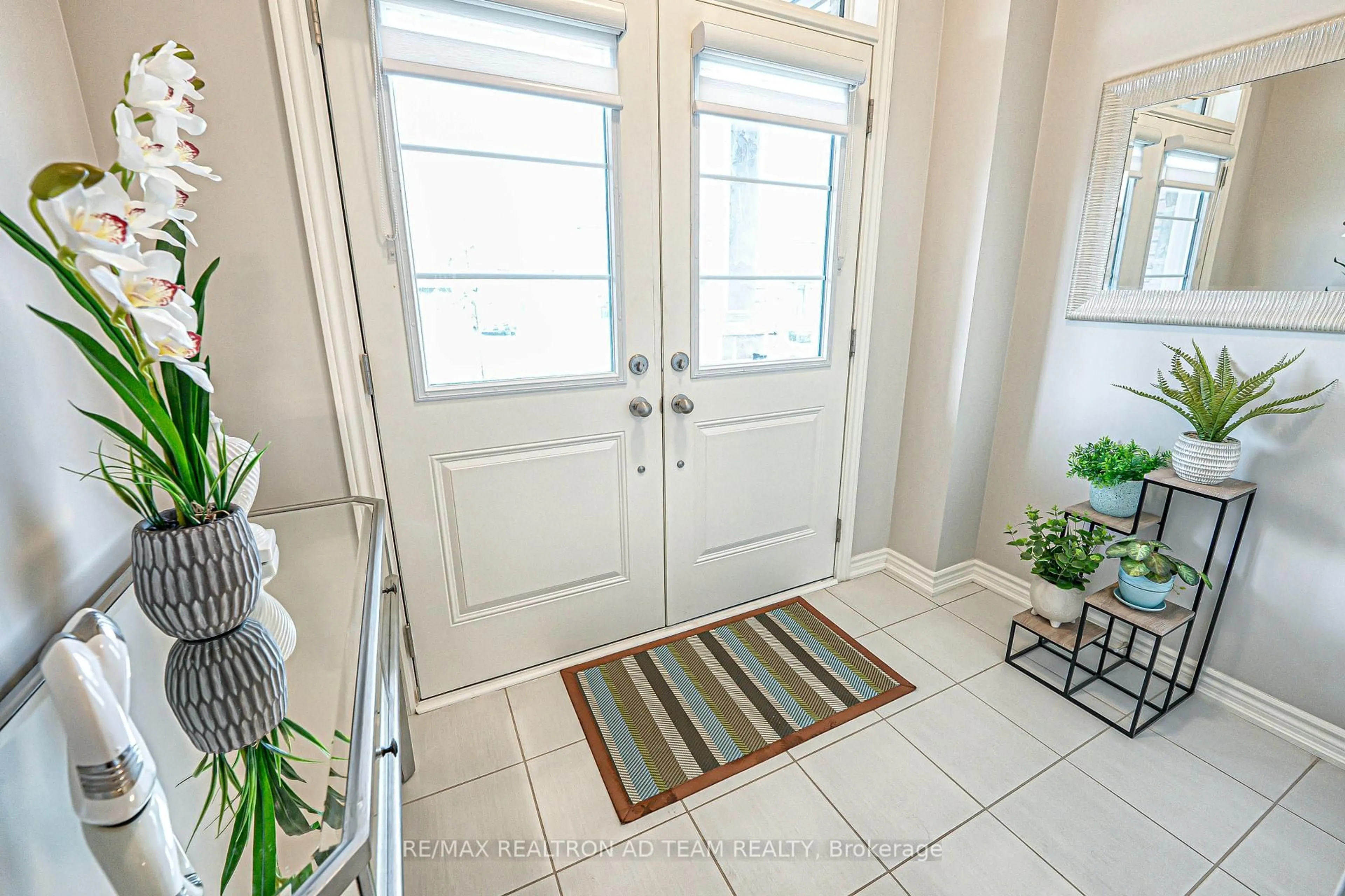 Indoor entryway for 2136 Coppermine St, Oshawa Ontario L1L 0T1