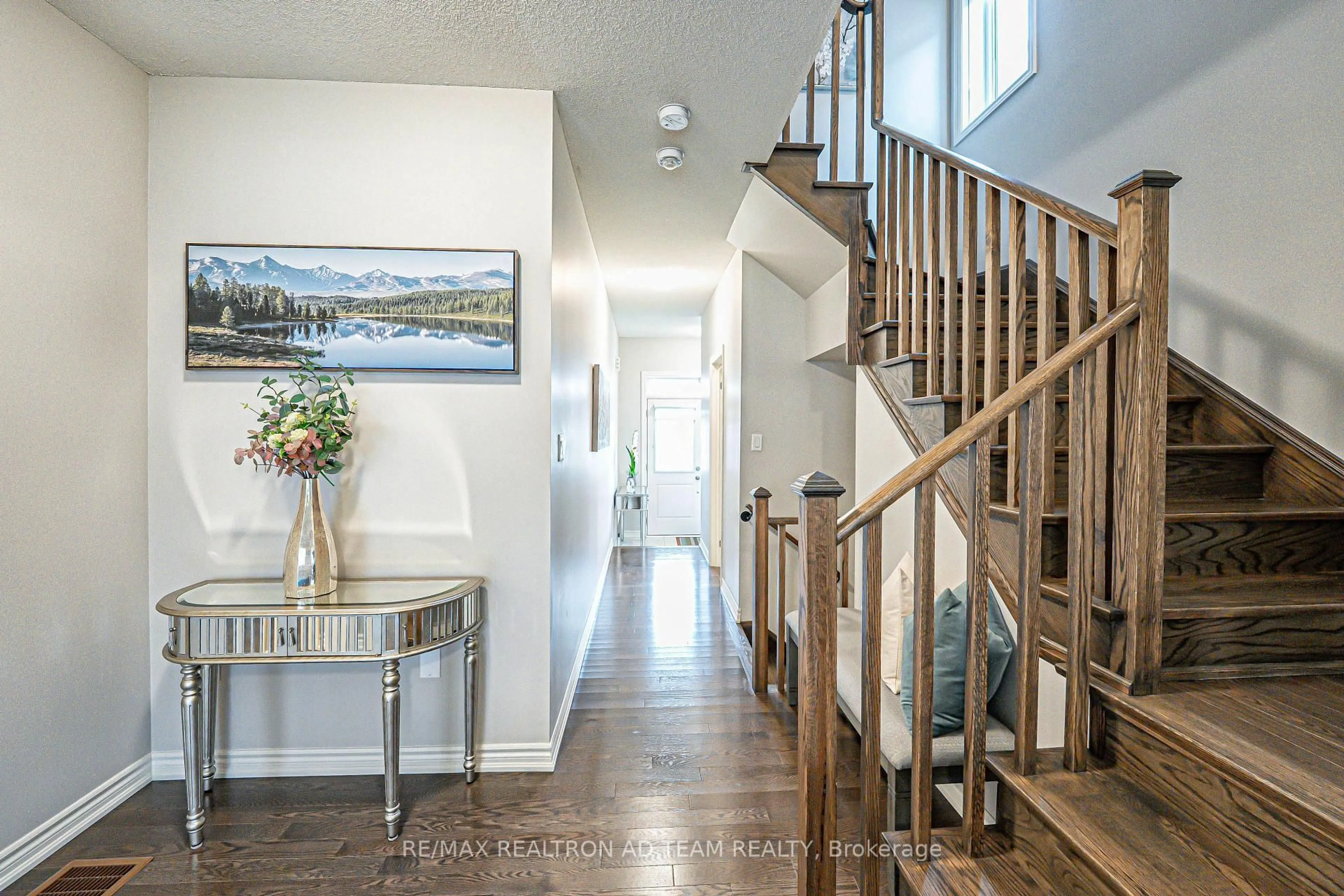 Indoor entryway for 2136 Coppermine St, Oshawa Ontario L1L 0T1