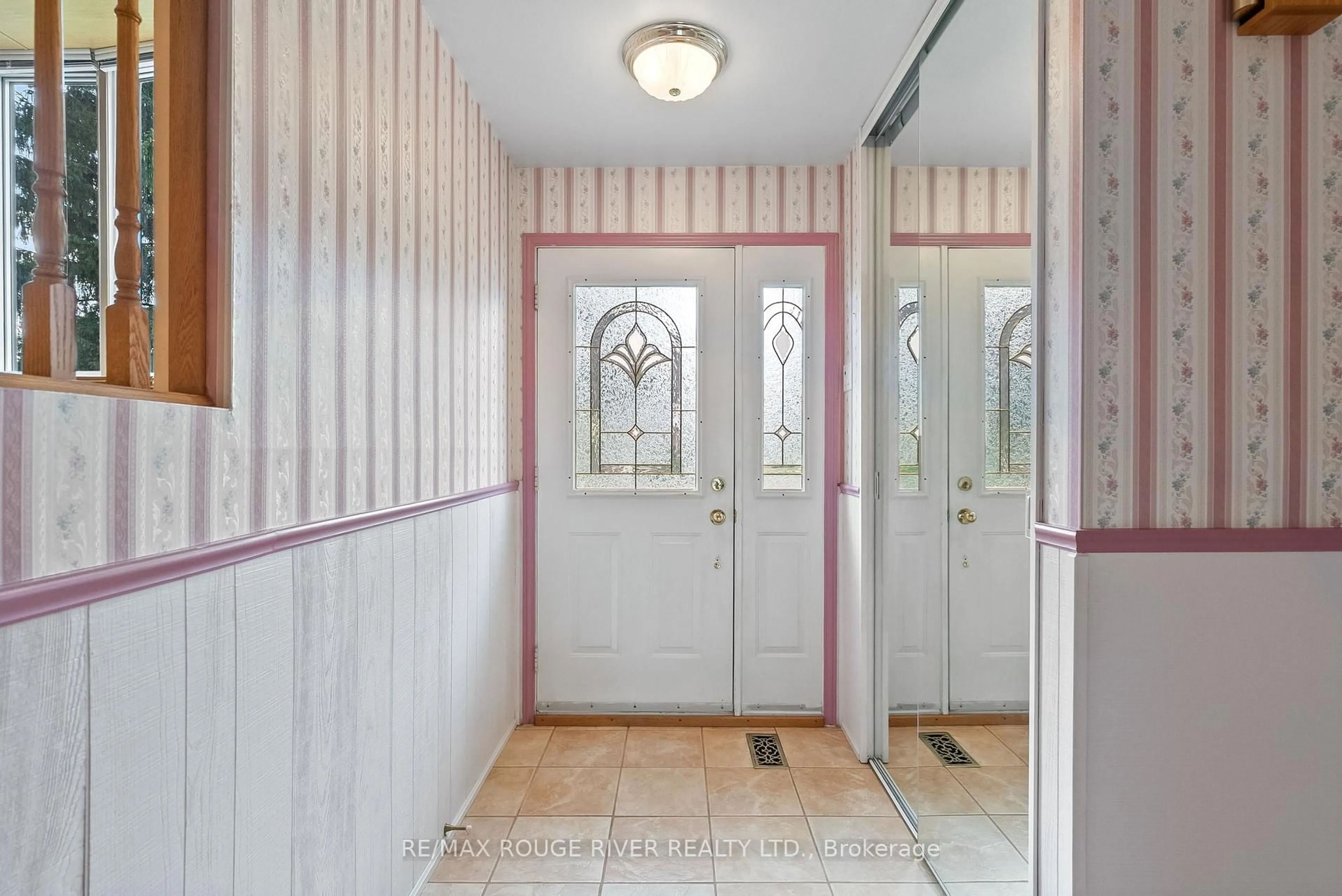 Indoor entryway for 83 Oakdale Dr, Oshawa Ontario L1H 6W9