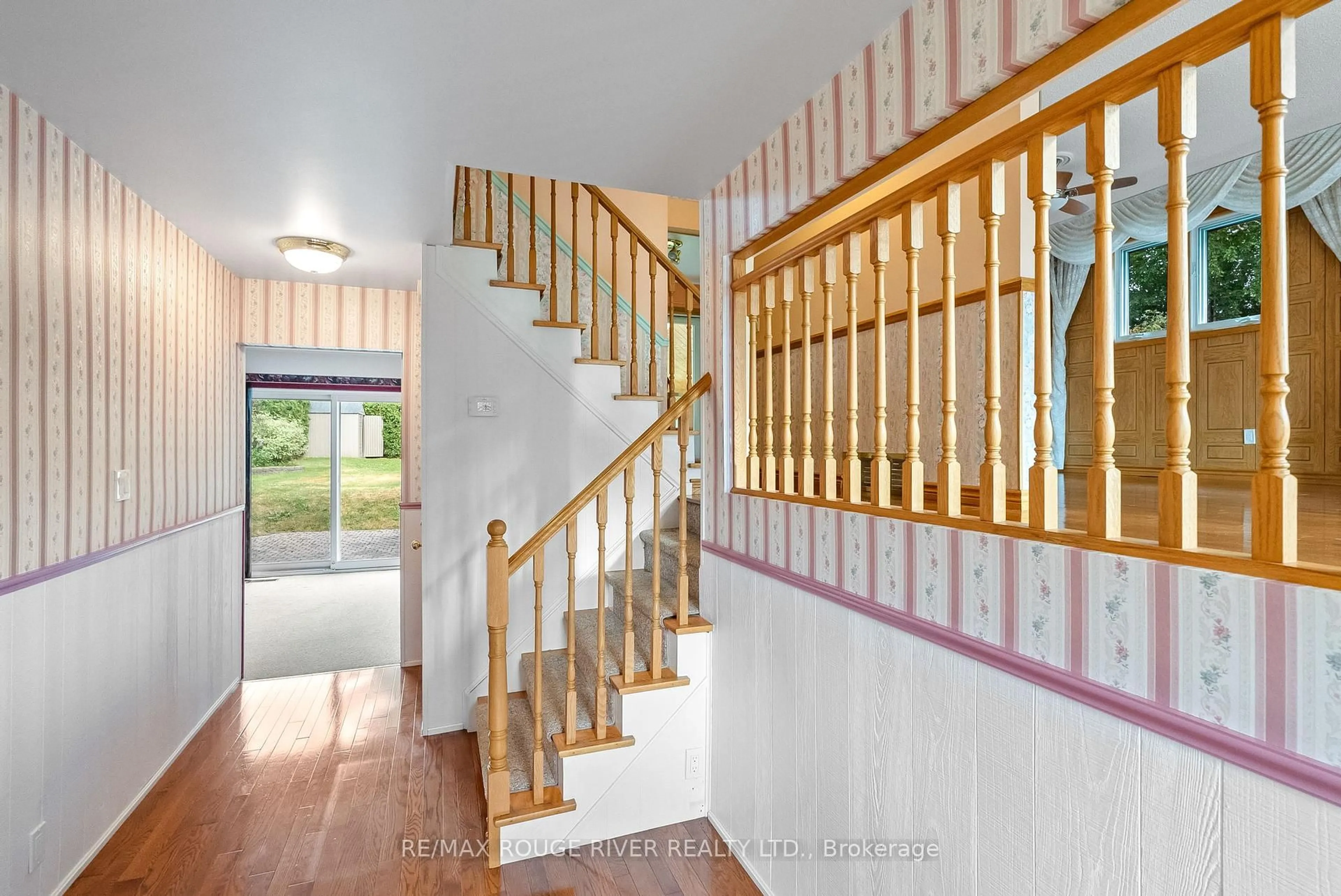 Indoor foyer for 83 Oakdale Dr, Oshawa Ontario L1H 6W9