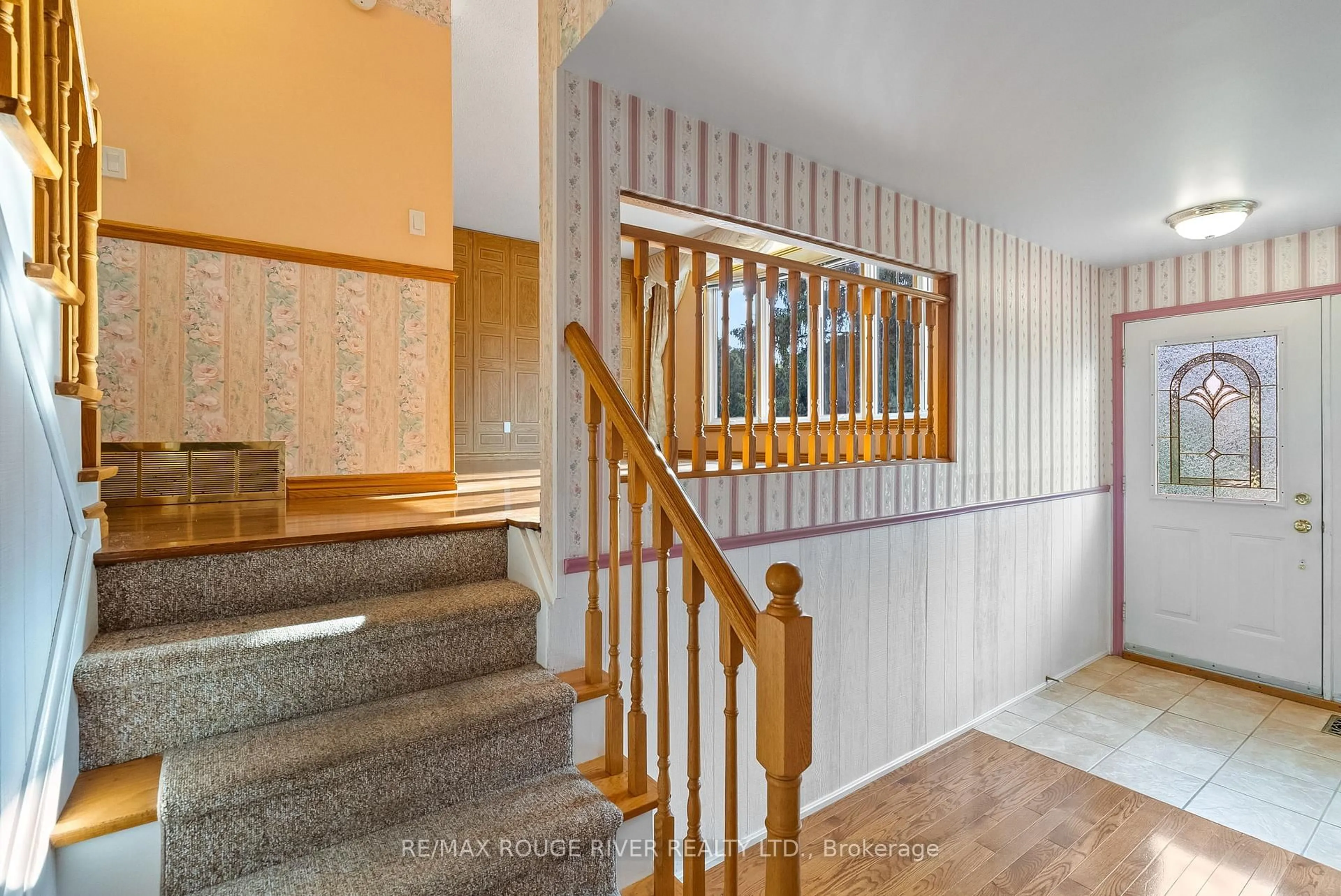 Indoor foyer for 83 Oakdale Dr, Oshawa Ontario L1H 6W9