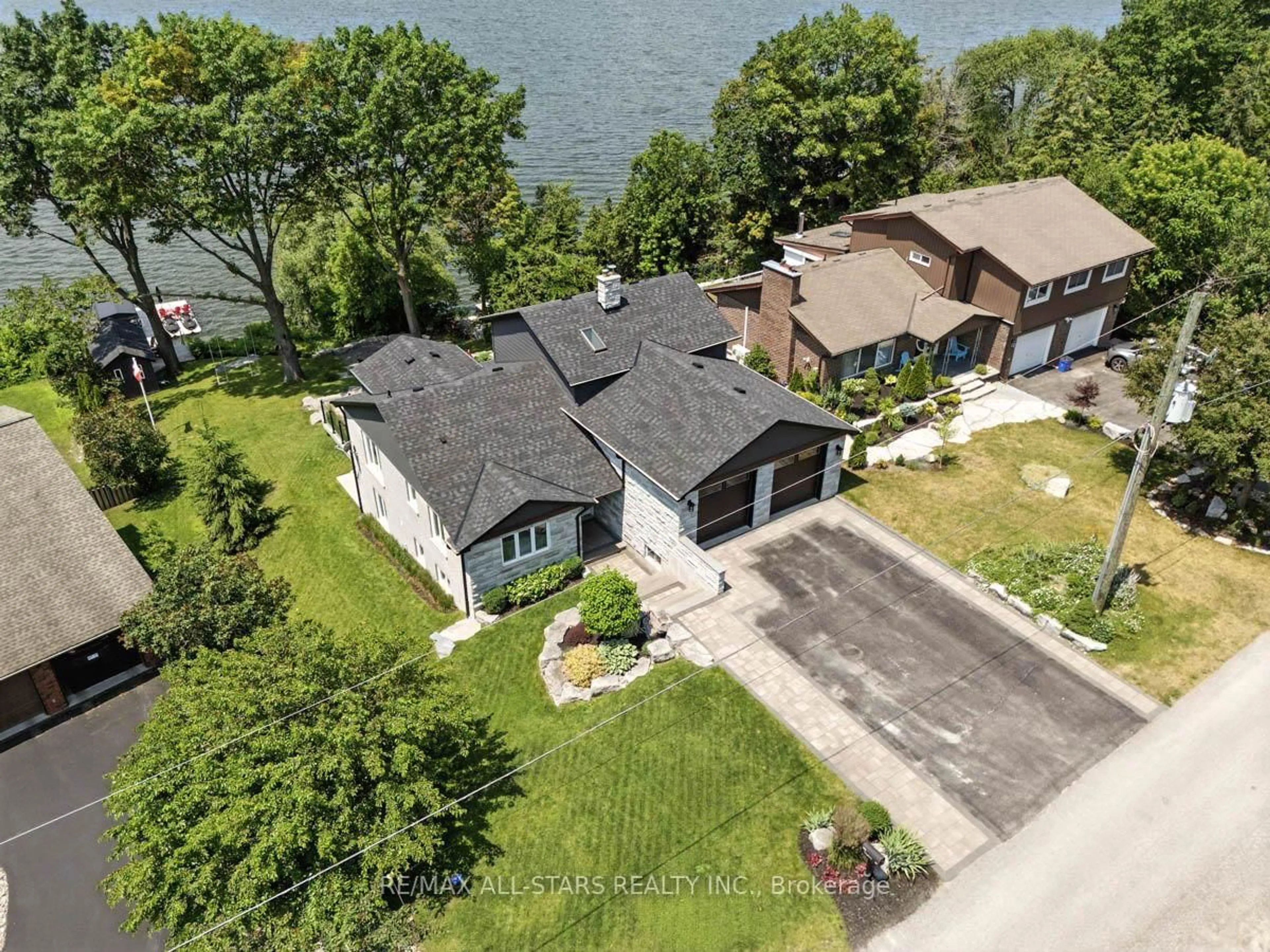 A pic from outside/outdoor area/front of a property/back of a property/a pic from drone, water/lake/river/ocean view for 18 Pettet Dr, Scugog Ontario L9L 1B4