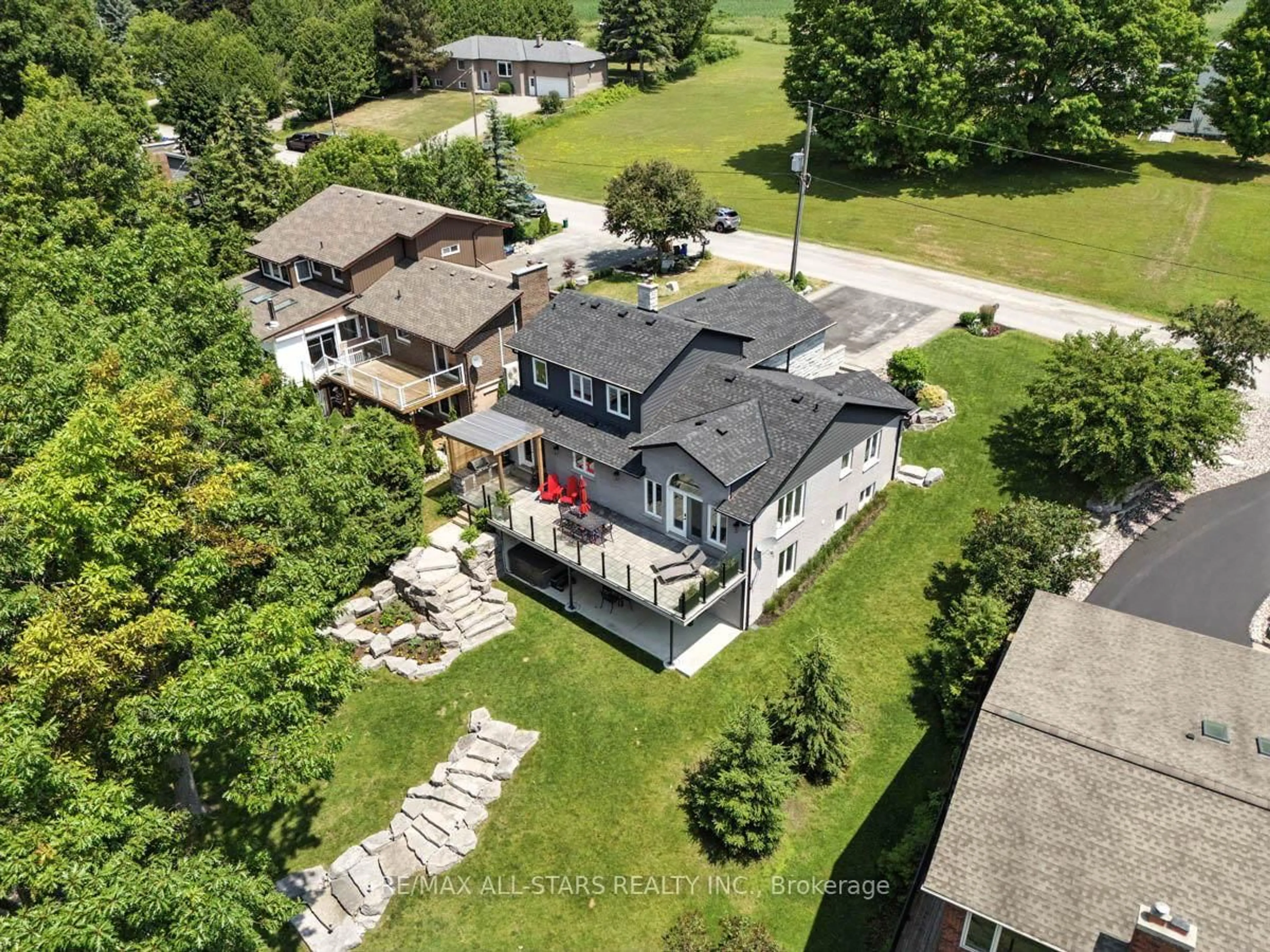 A pic from outside/outdoor area/front of a property/back of a property/a pic from drone, unknown for 18 Pettet Dr, Scugog Ontario L9L 1B4