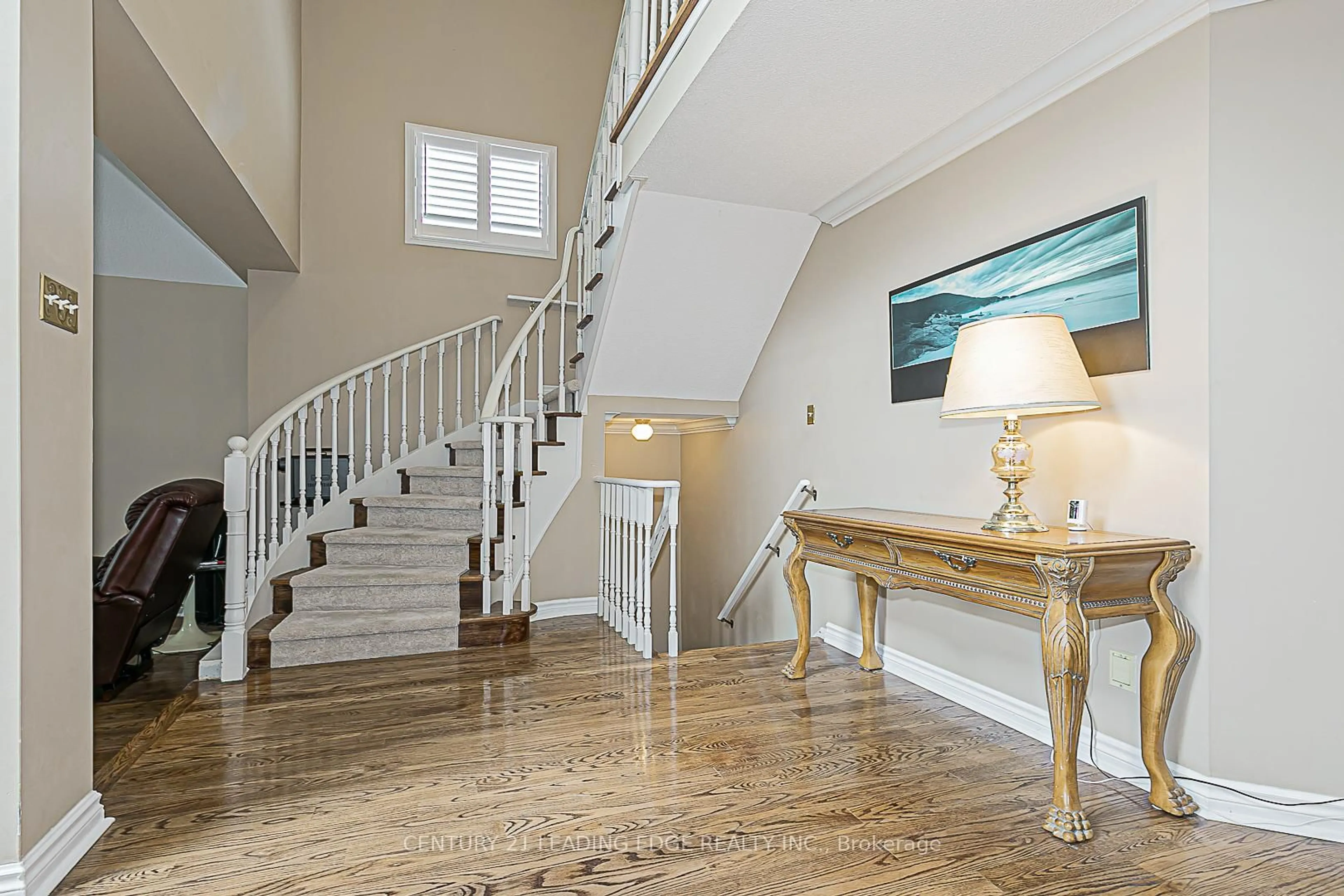 Indoor foyer for 30 WIGSTON Crt, Whitby Ontario L1R 2B9