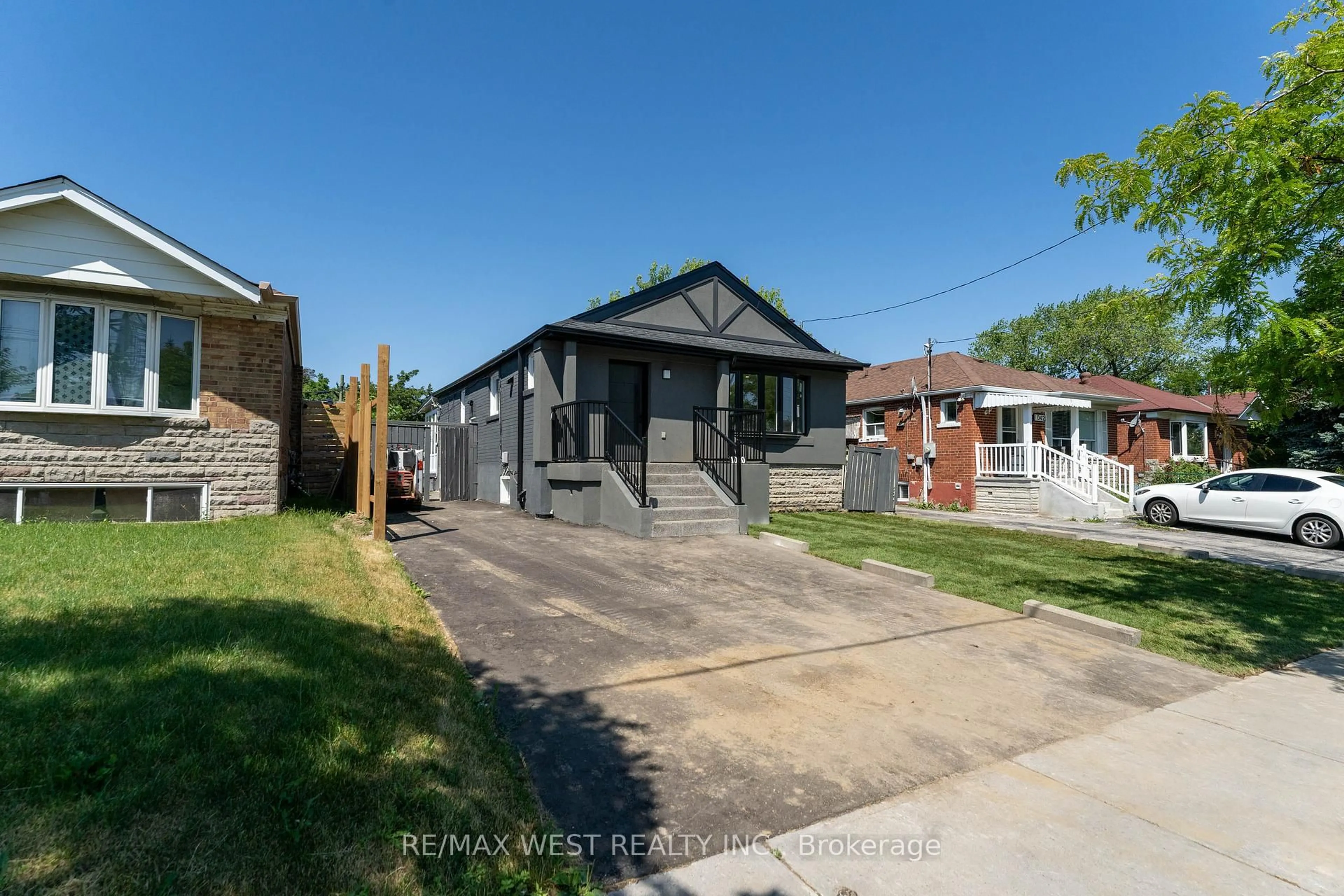 A pic from outside/outdoor area/front of a property/back of a property/a pic from drone, street for 1040 Kennedy Rd, Toronto Ontario M1P 2K6