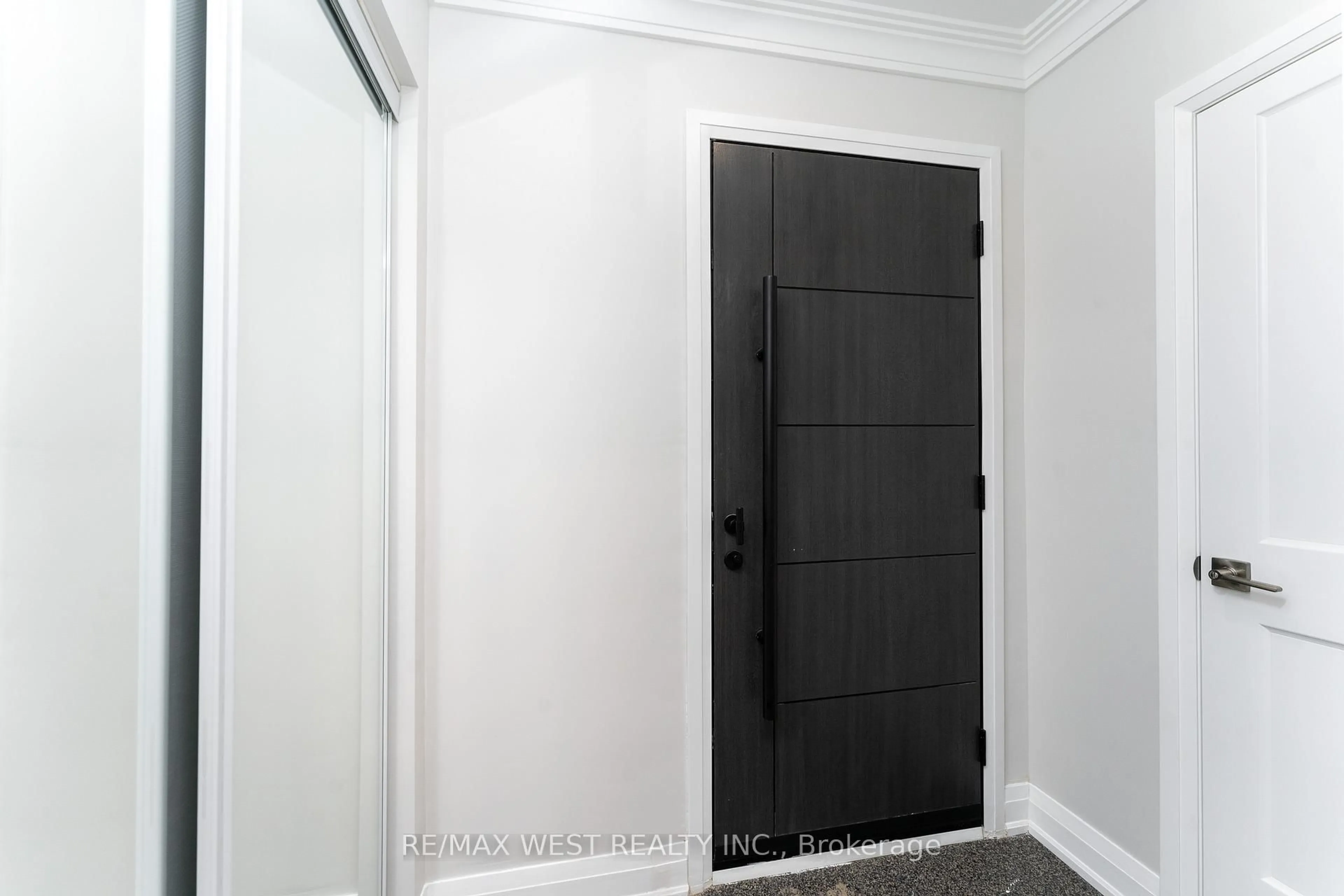 Indoor entryway for 1040 Kennedy Rd, Toronto Ontario M1P 2K6