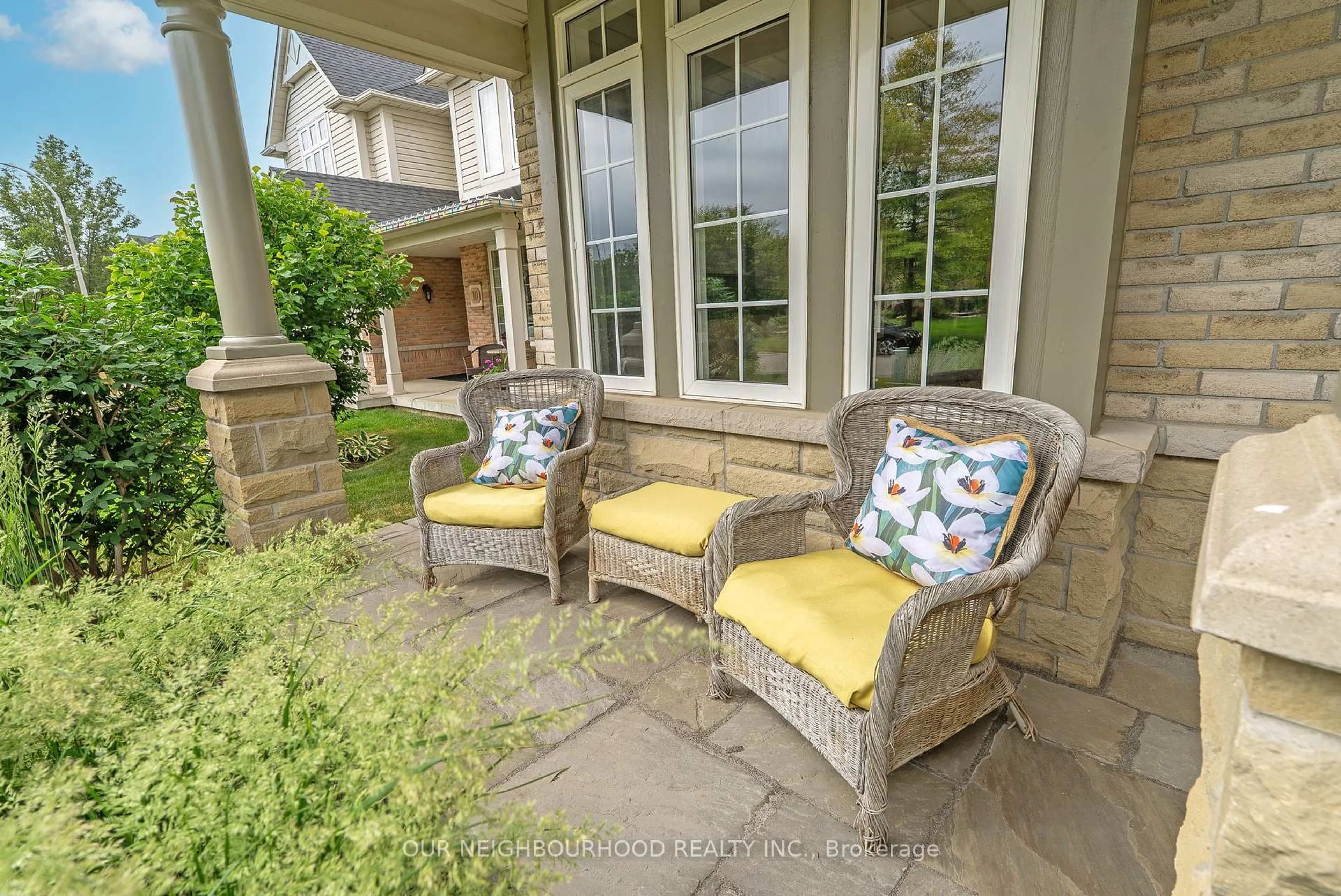 Patio, street for 8 Corner Crt, Whitby Ontario L1P 1R7