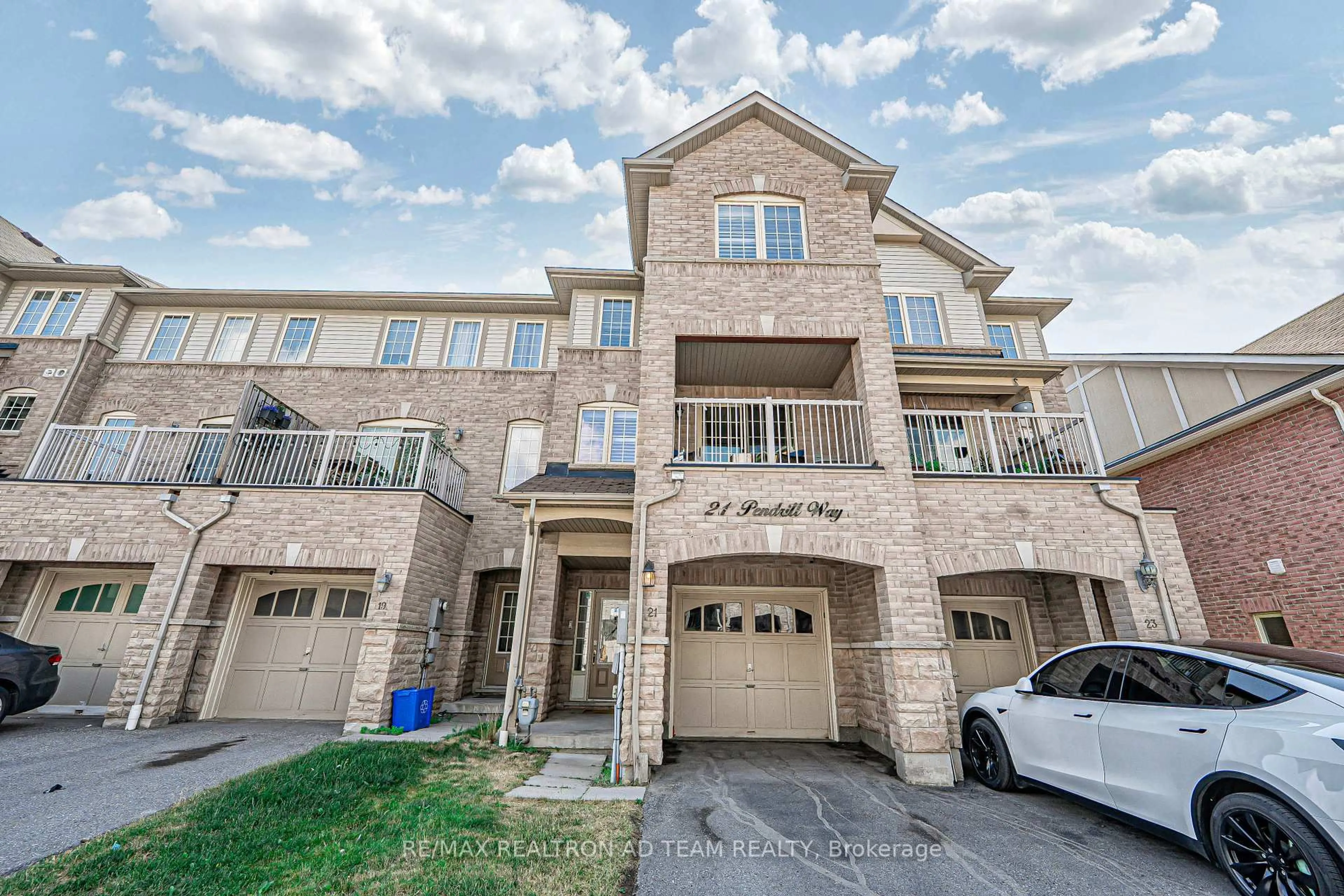 A pic from outside/outdoor area/front of a property/back of a property/a pic from drone, street for 21 Pendrill Way, Ajax Ontario L1Z 0K9