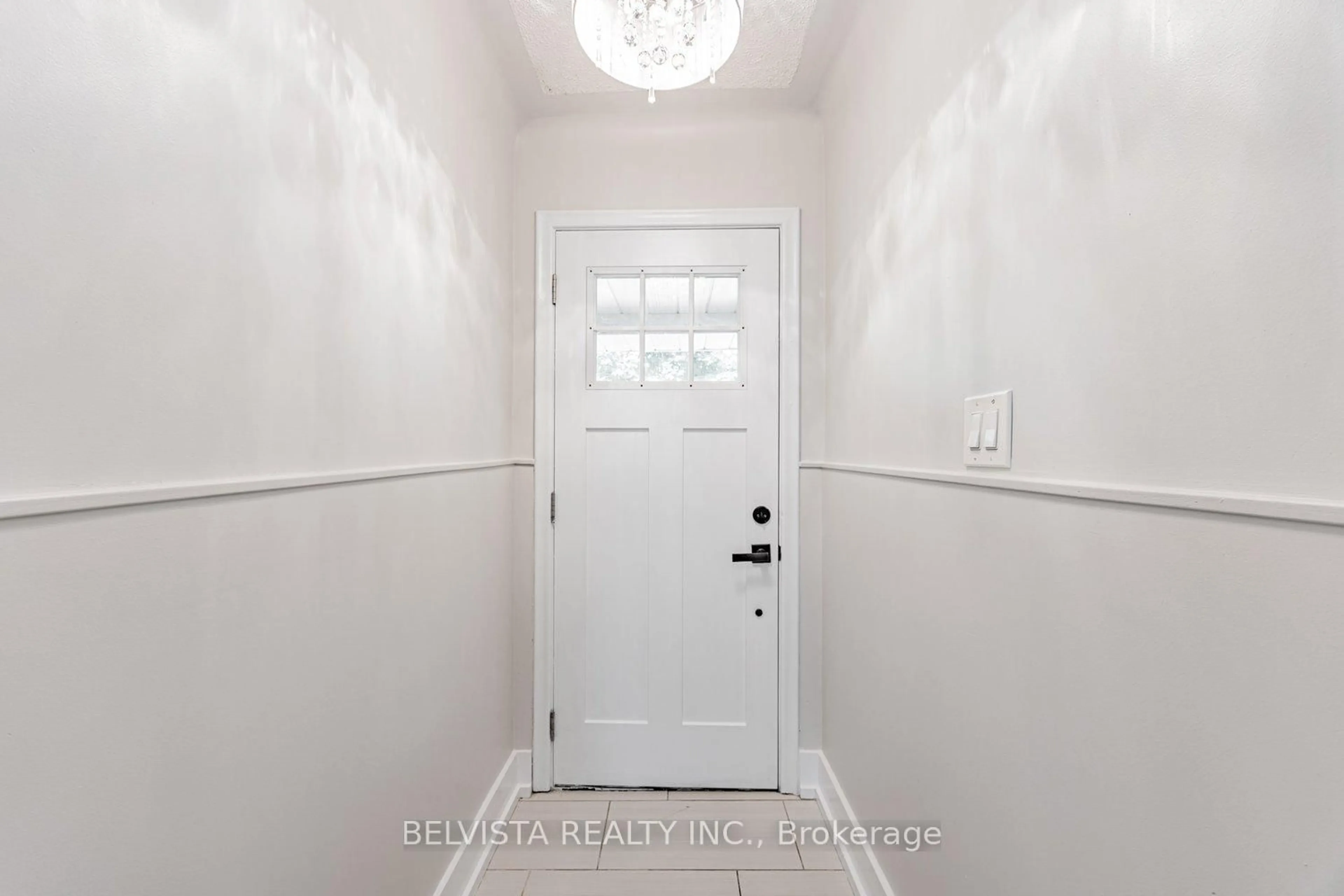 Indoor entryway for 413 Perry St, Whitby Ontario L1N 4C2