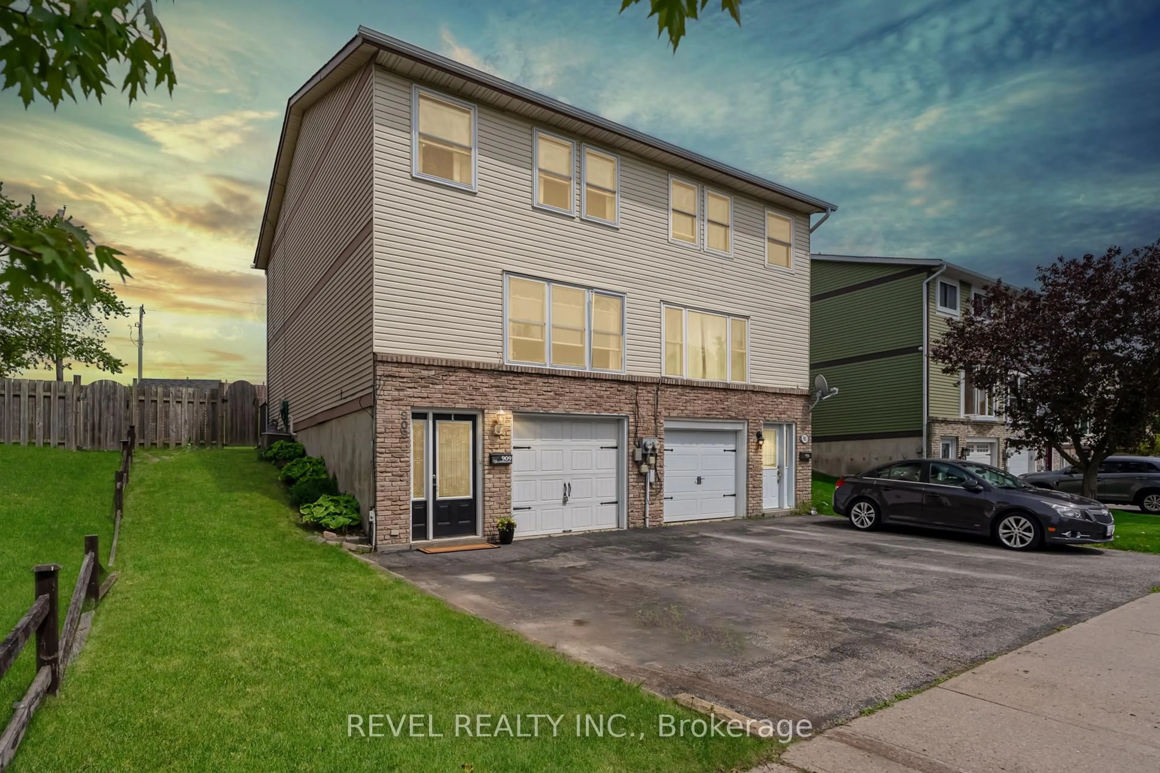 A pic from outside/outdoor area/front of a property/back of a property/a pic from drone, street for 909 Southridge St, Oshawa Ontario L1H 8A4