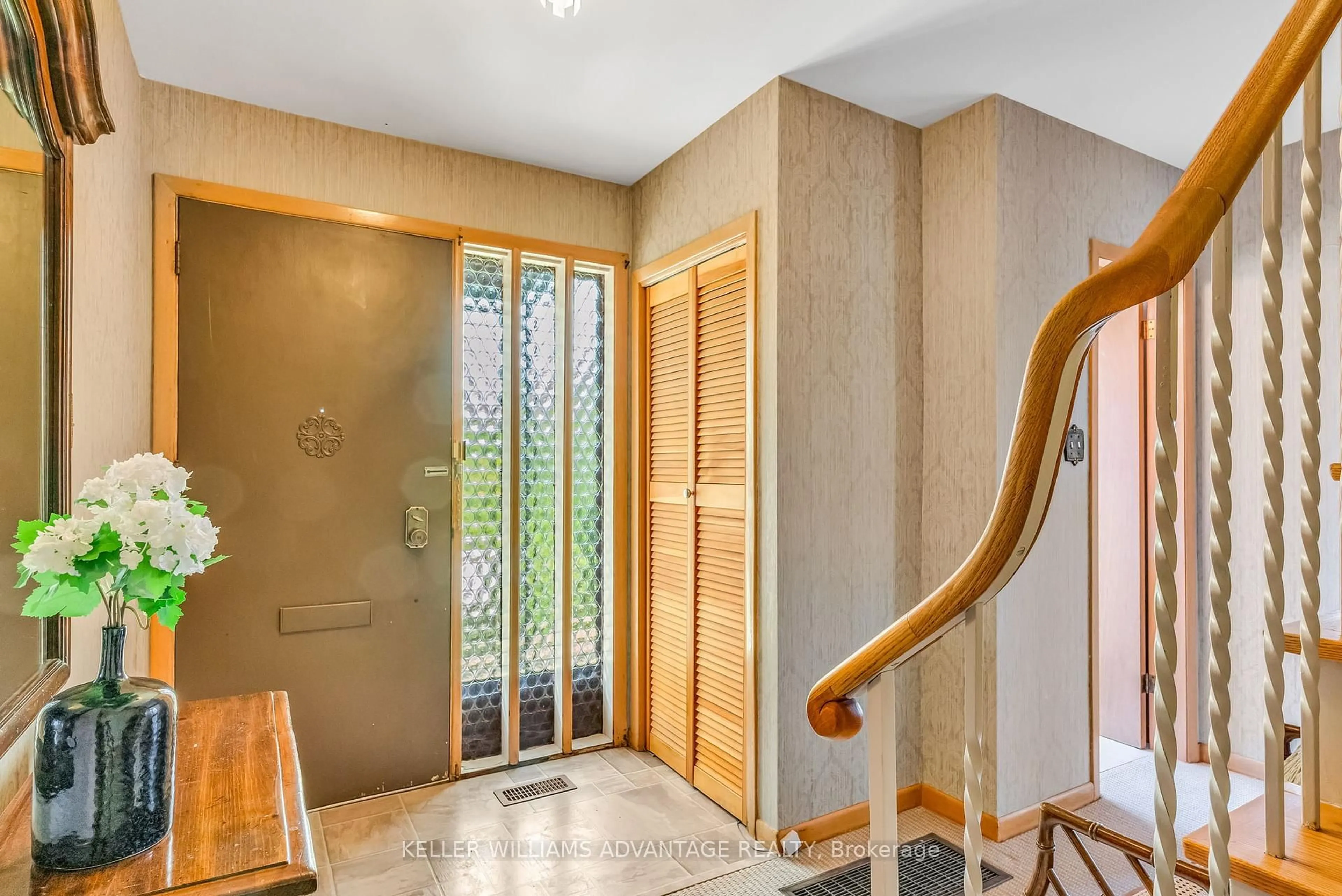 Indoor foyer for 83 Allister Ave, Toronto Ontario M1M 3L6