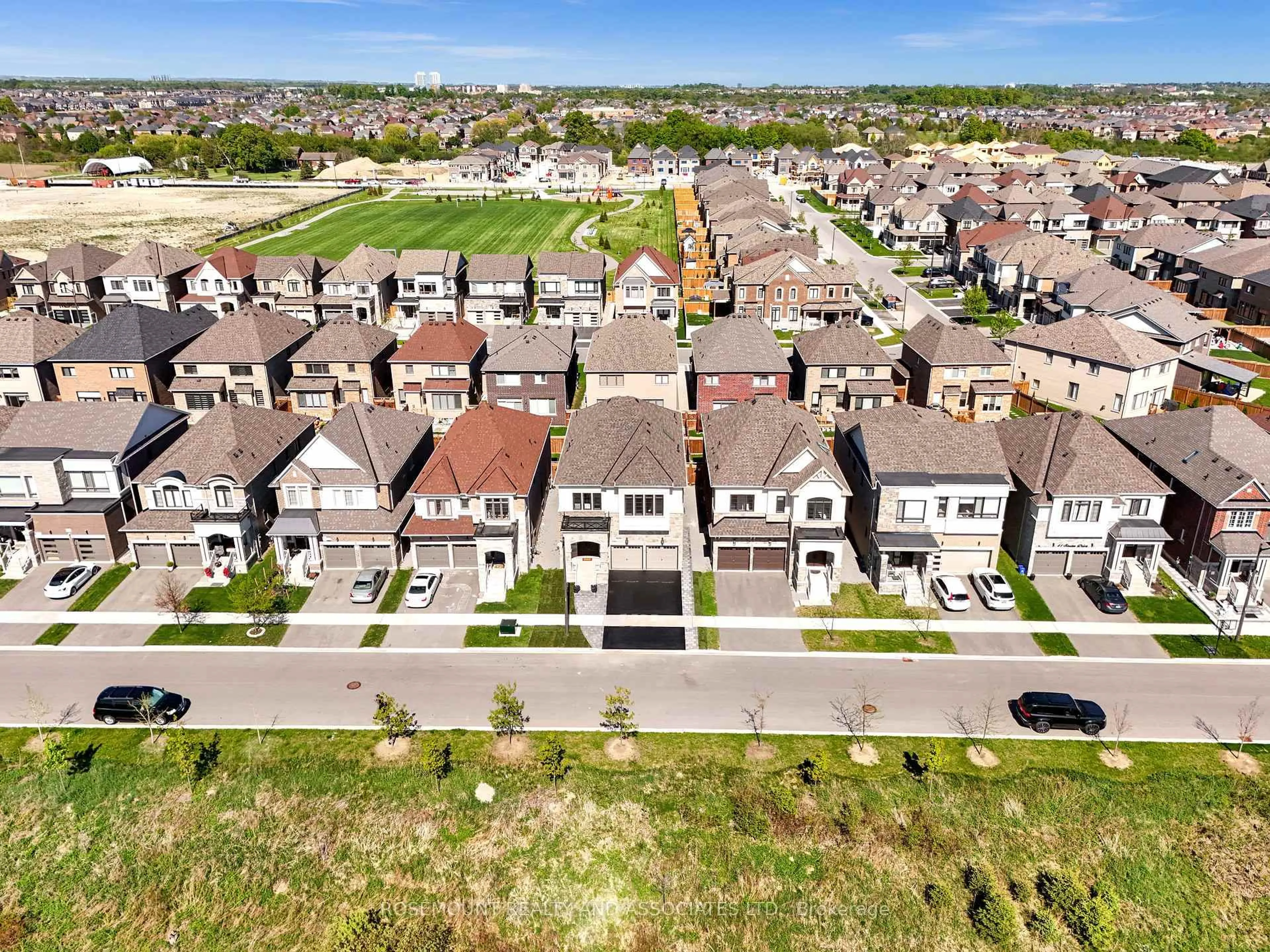 A pic from outside/outdoor area/front of a property/back of a property/a pic from drone, street for 35 Souter Dr, Whitby Ontario L1P 0J6