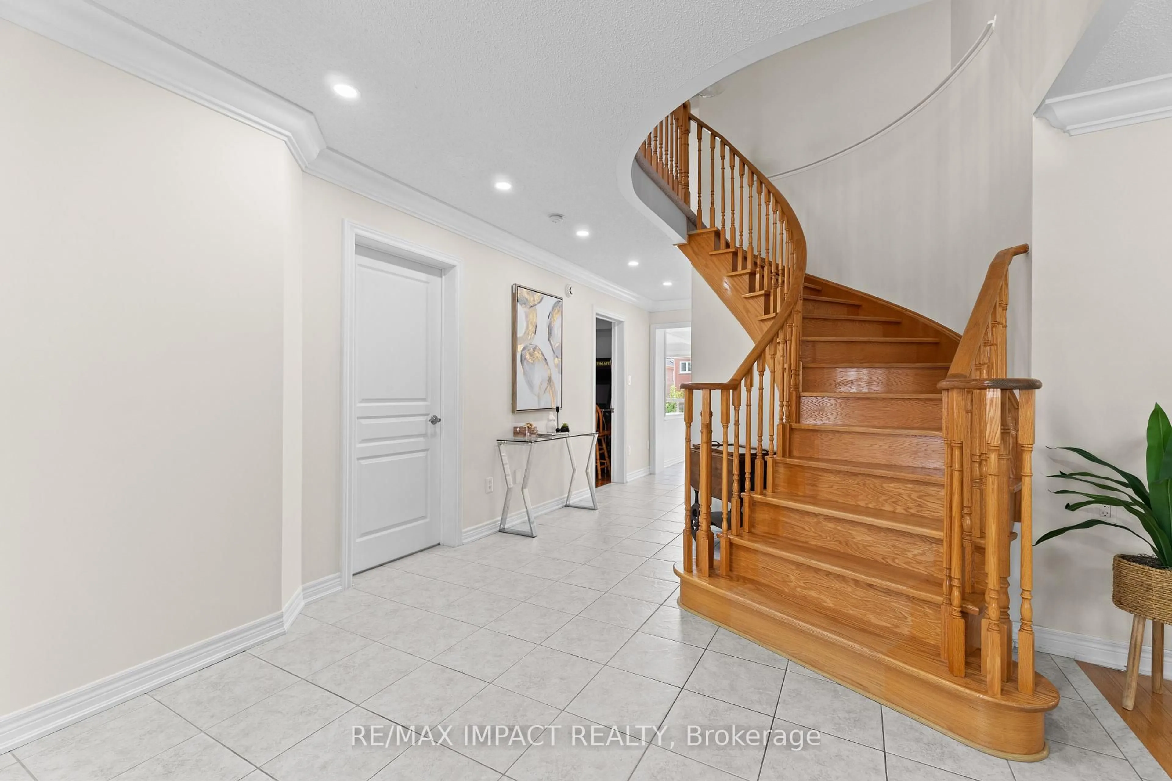 Indoor foyer for 1615 Coldstream Dr, Oshawa Ontario L1K 3B5