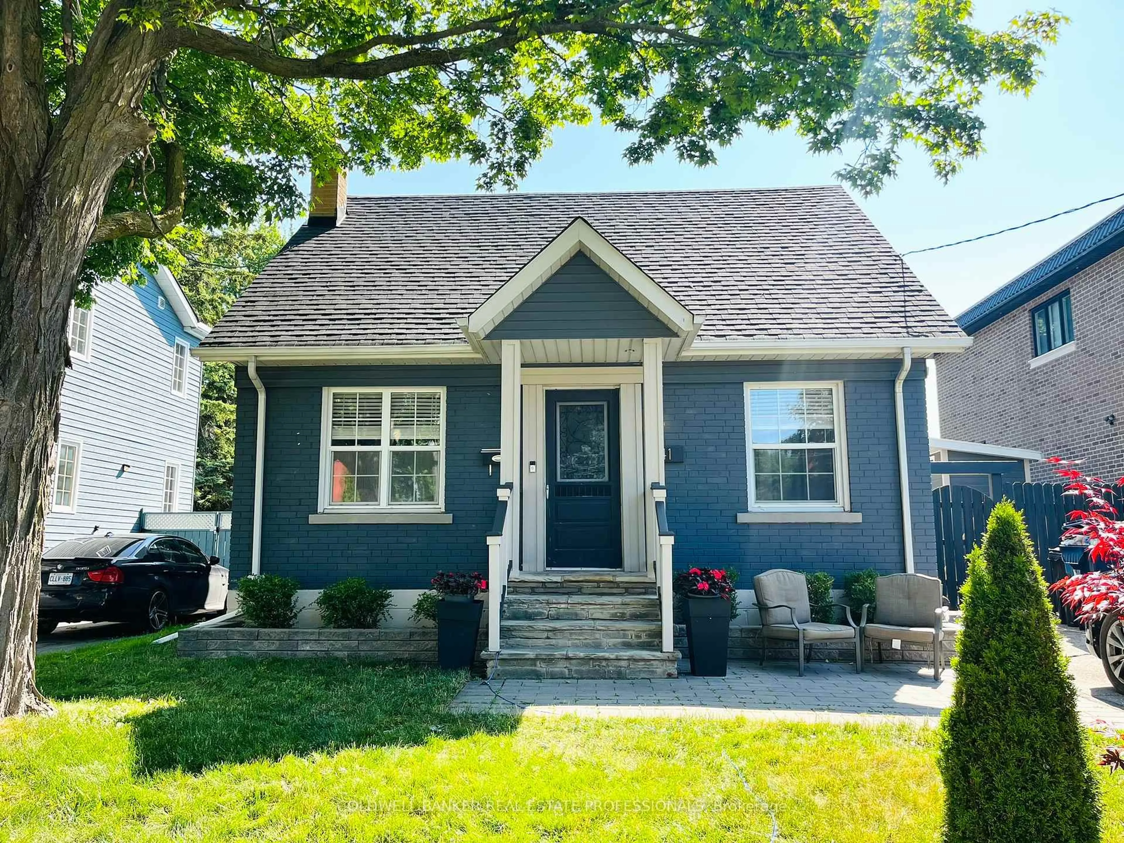Home with vinyl exterior material, street for 41 Allister Ave, Toronto Ontario M1M 3L1