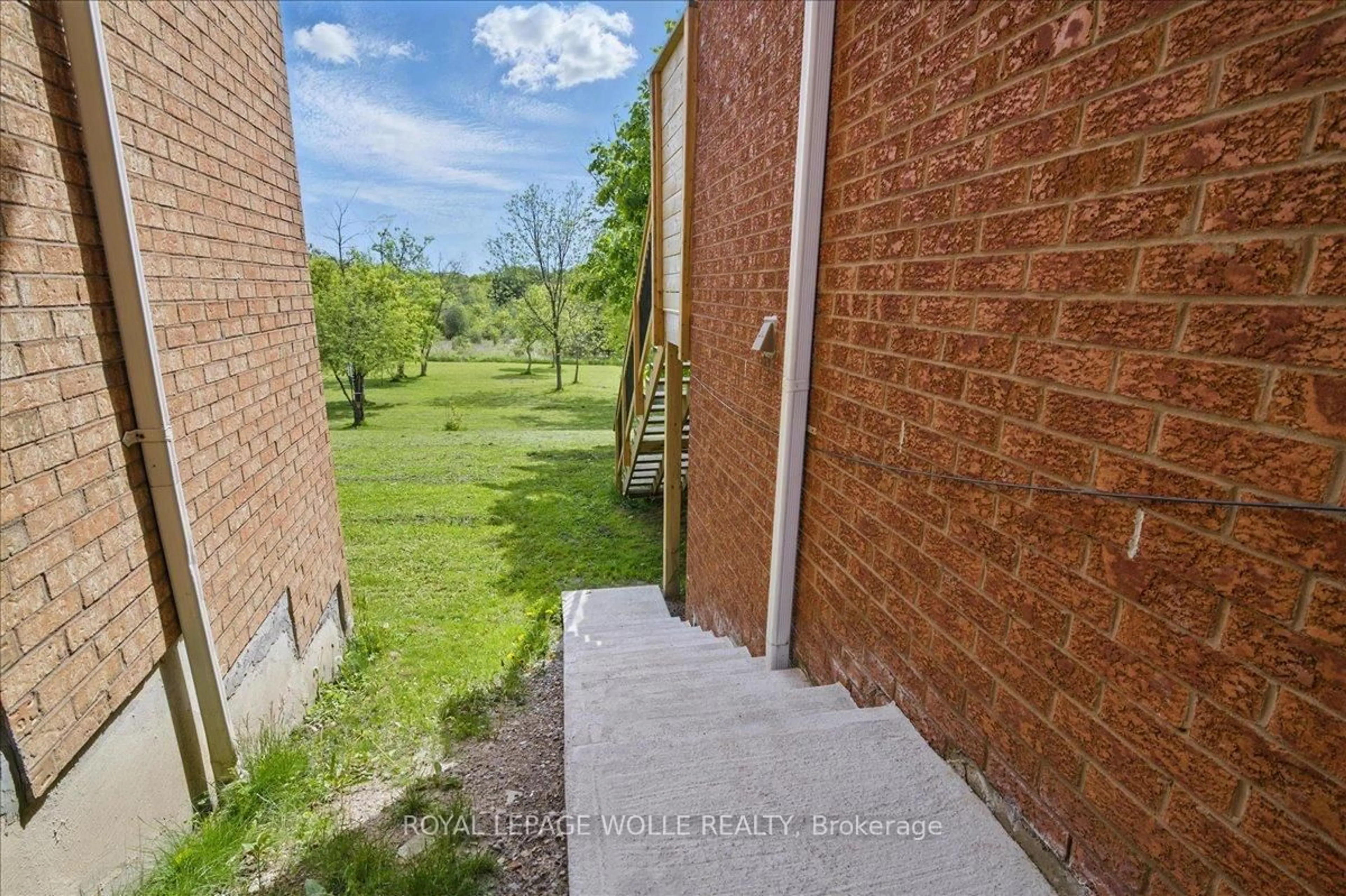 A pic from outside/outdoor area/front of a property/back of a property/a pic from drone, street for 85 Gennela Sq, Toronto Ontario M1B 5M7