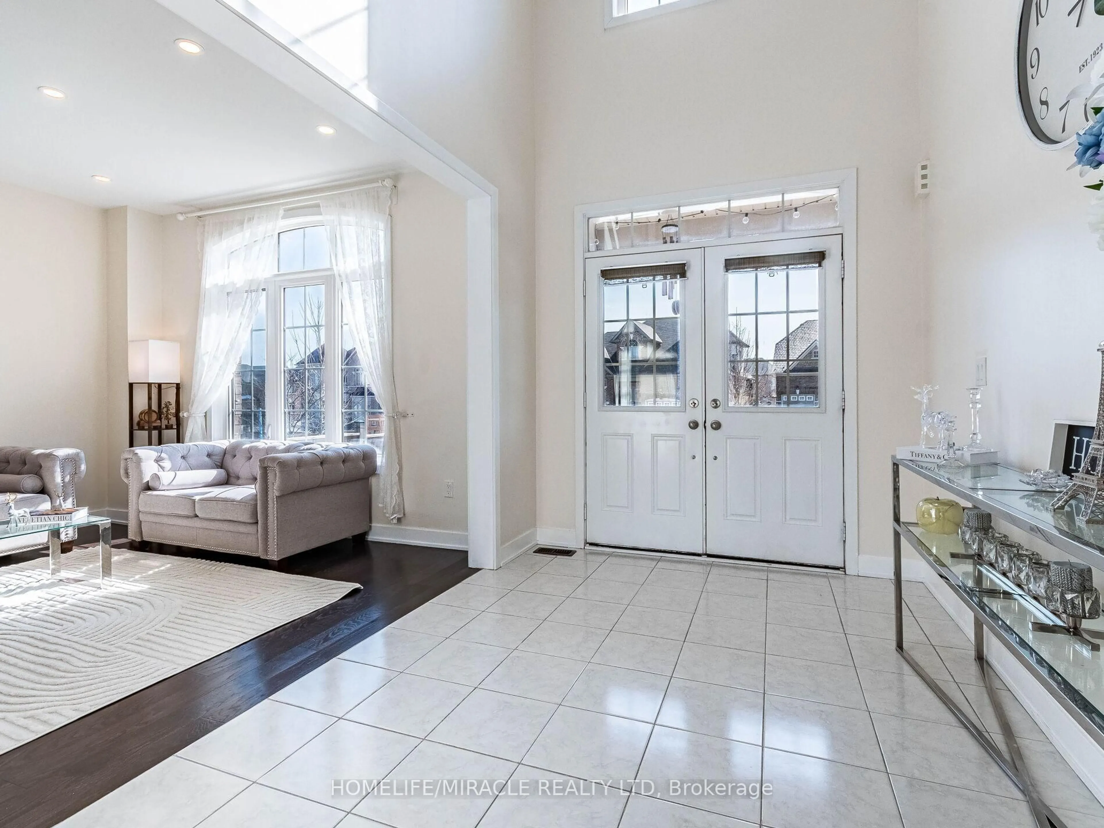 Indoor foyer for 10 Buckles Crt, Clarington Ontario L1B 0L1