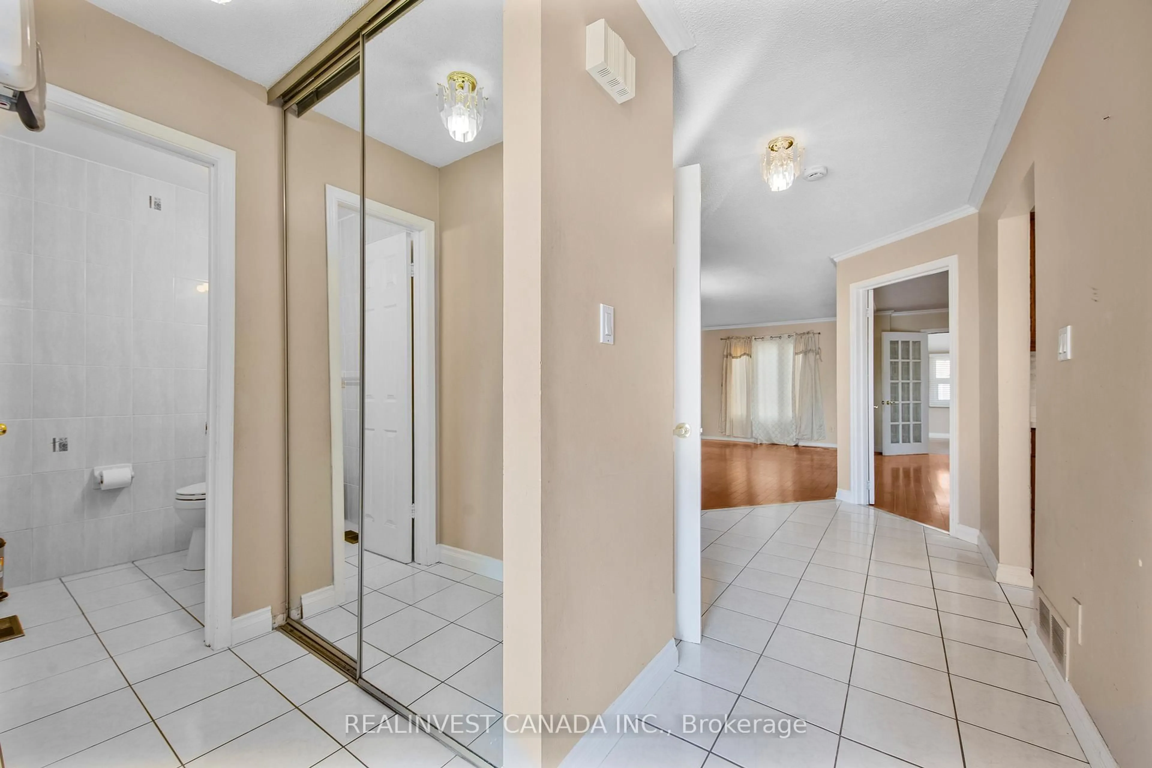Indoor entryway for 99 Carisbrooke Sq, Toronto Ontario M1B 4M3