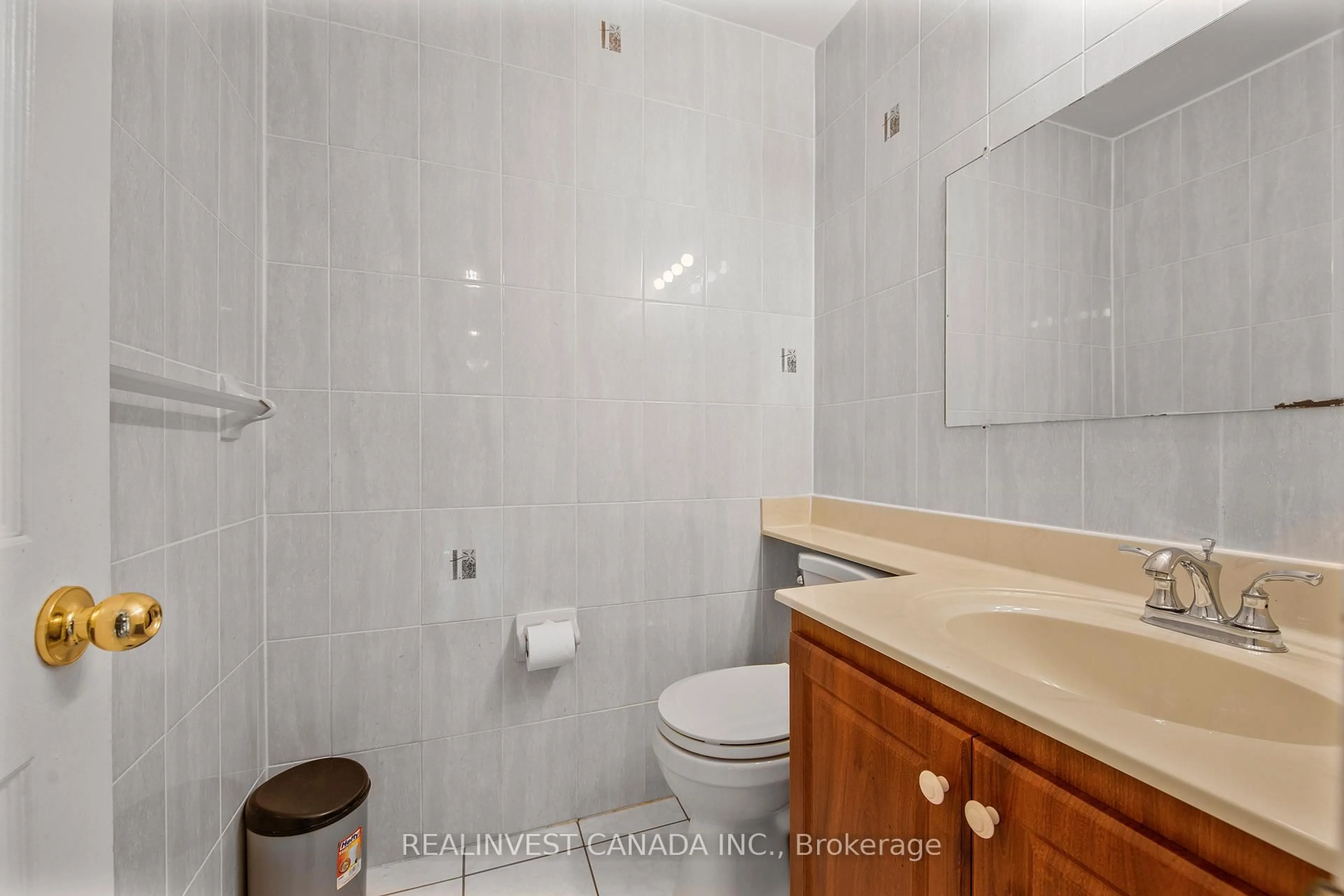 Standard bathroom, unknown for 99 Carisbrooke Sq, Toronto Ontario M1B 4M3