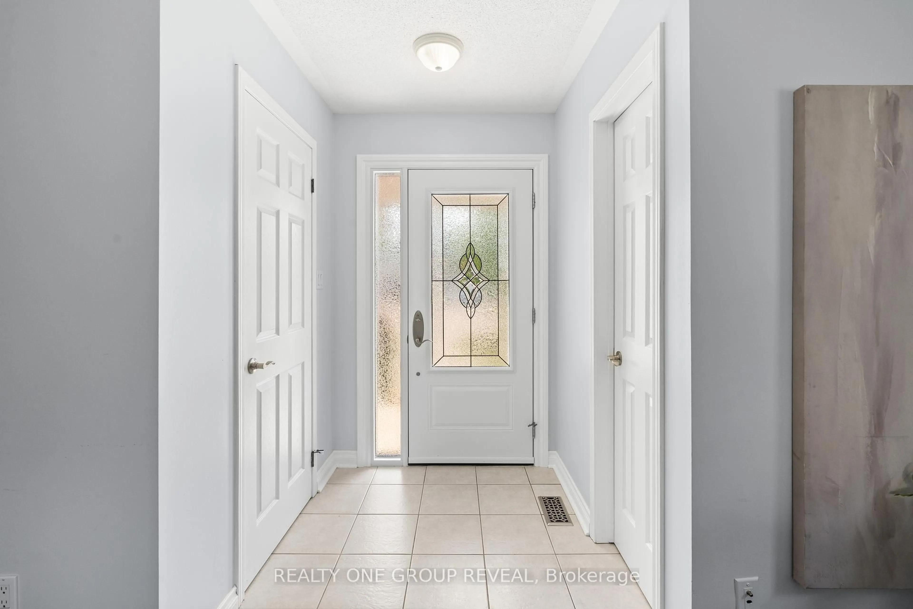Indoor entryway for 49 Hammond St, Clarington Ontario L1C 5E5