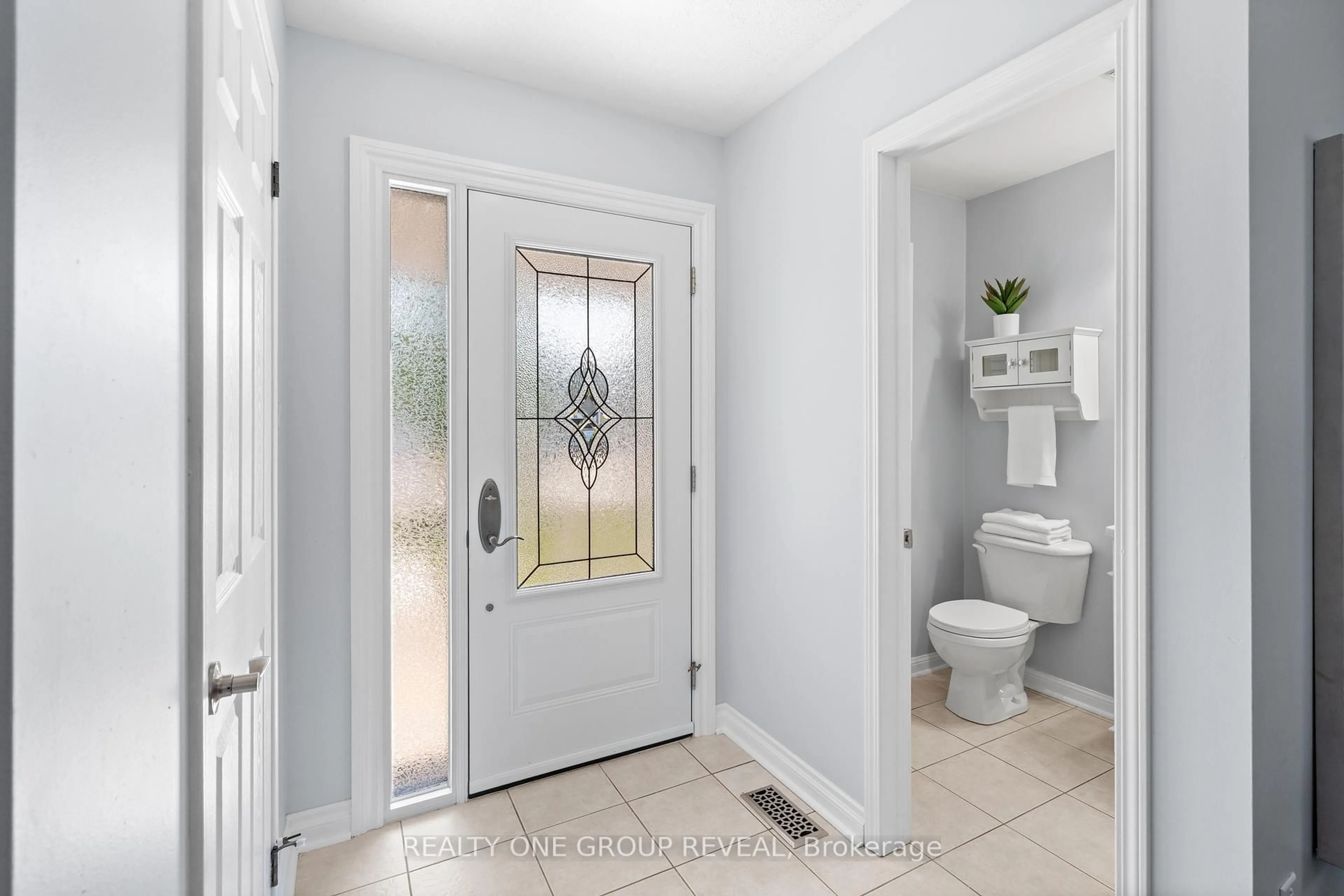 Indoor entryway for 49 Hammond St, Clarington Ontario L1C 5E5