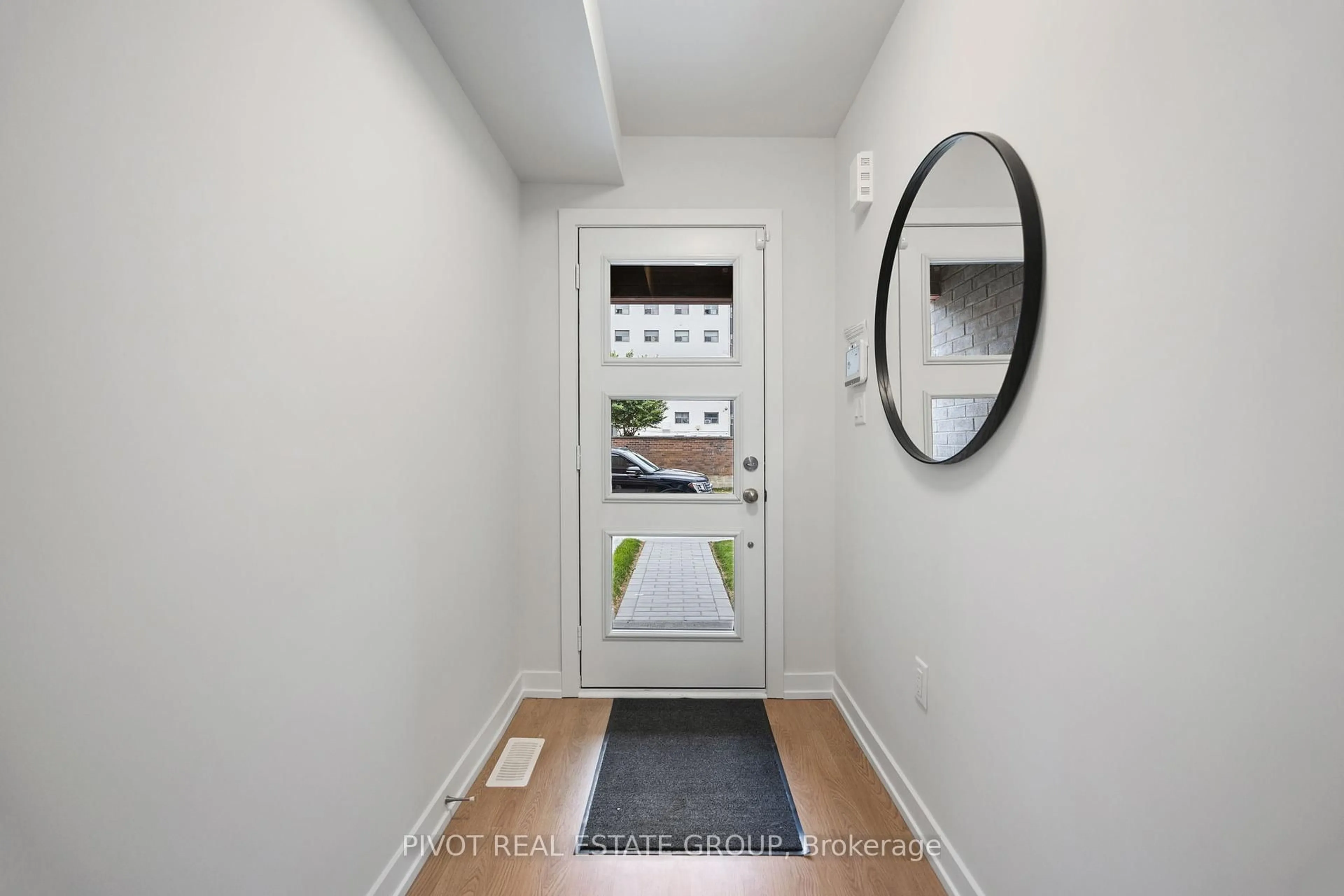 Indoor entryway for 20 Akil Thomas Gdns, Toronto Ontario M1P 0G3