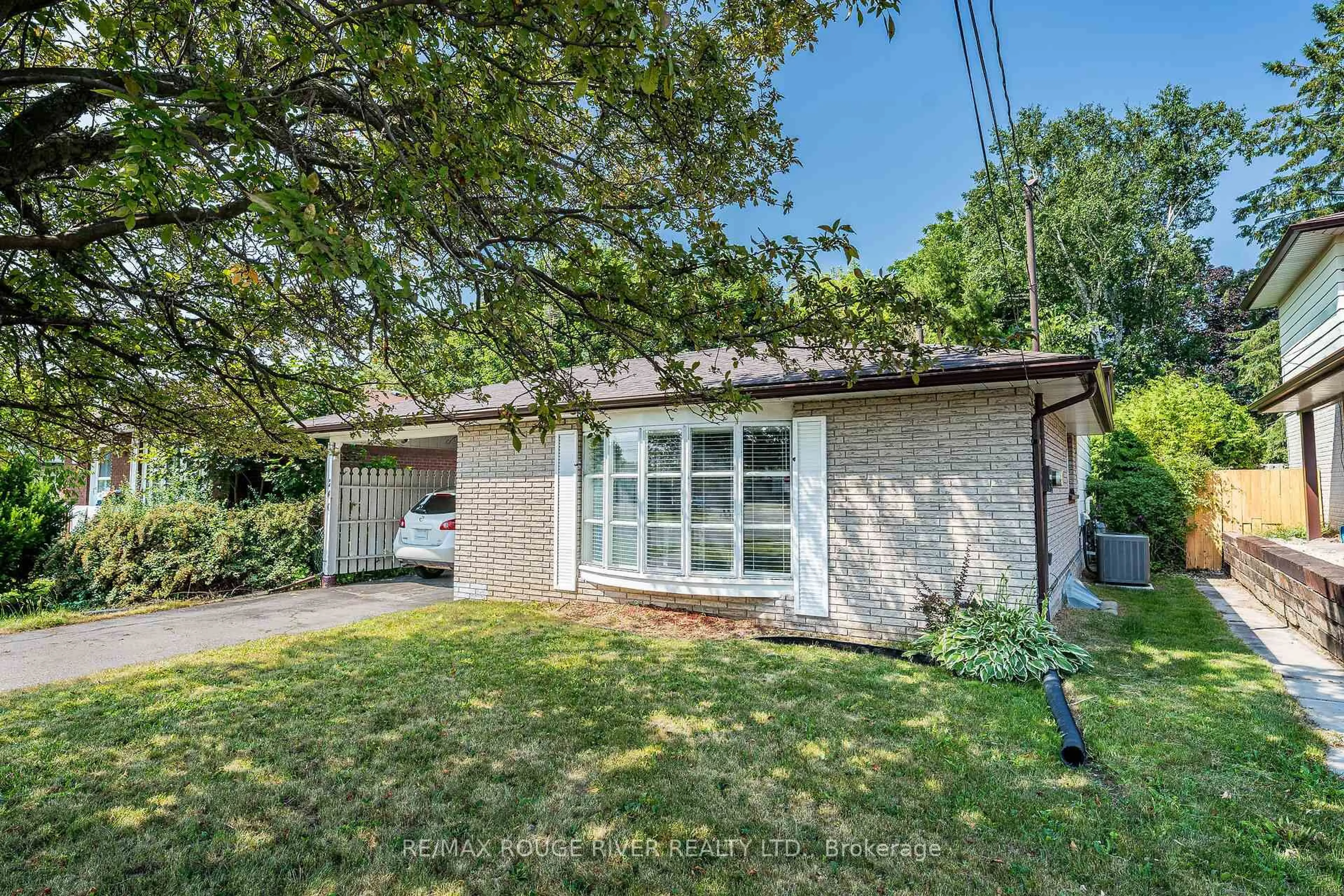 Home with brick exterior material, street for 260 Harmony Rd, Oshawa Ontario L1G 6L5