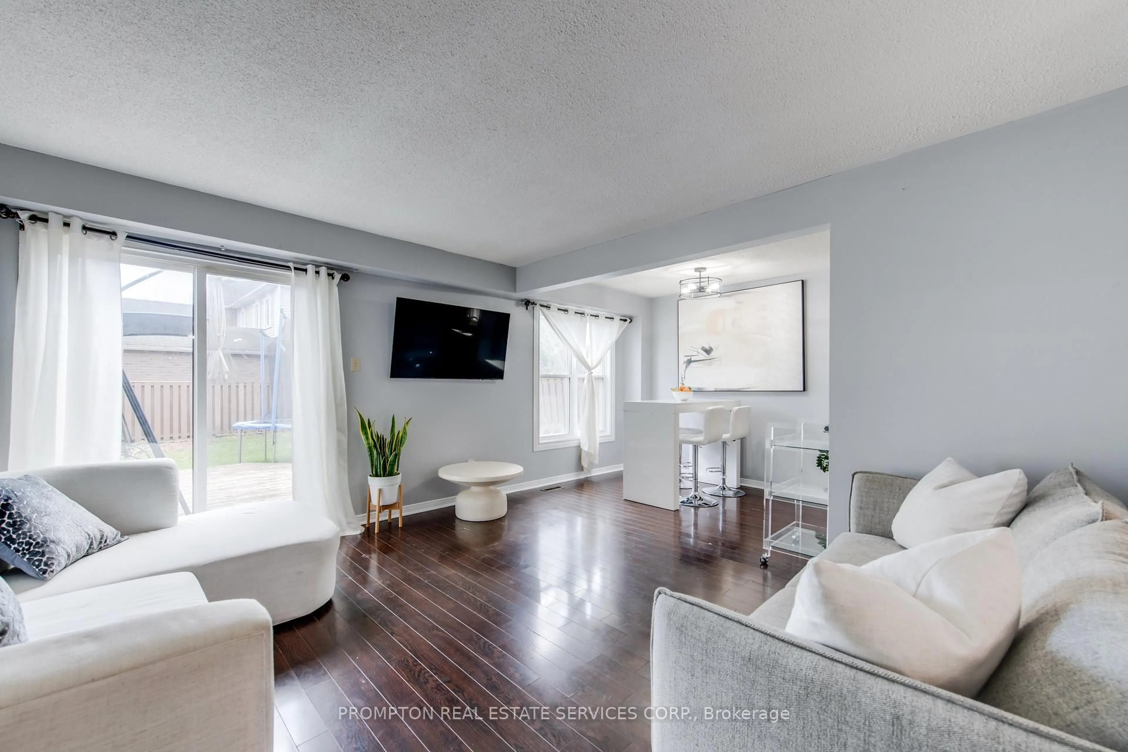 Living room with furniture, unknown for 39 Frost Dr, Whitby Ontario L1P 1C8