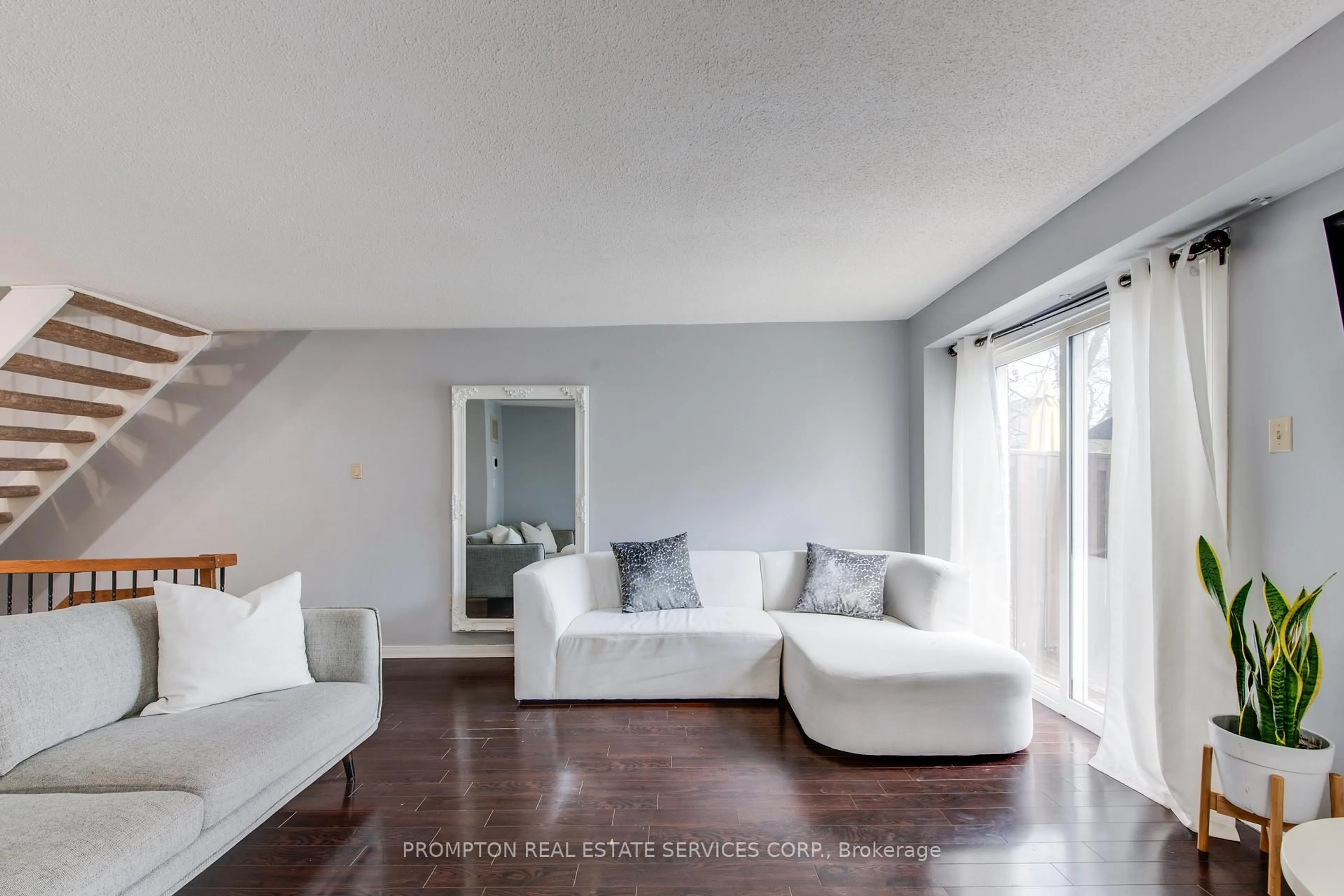 Living room with furniture, unknown for 39 Frost Dr, Whitby Ontario L1P 1C8